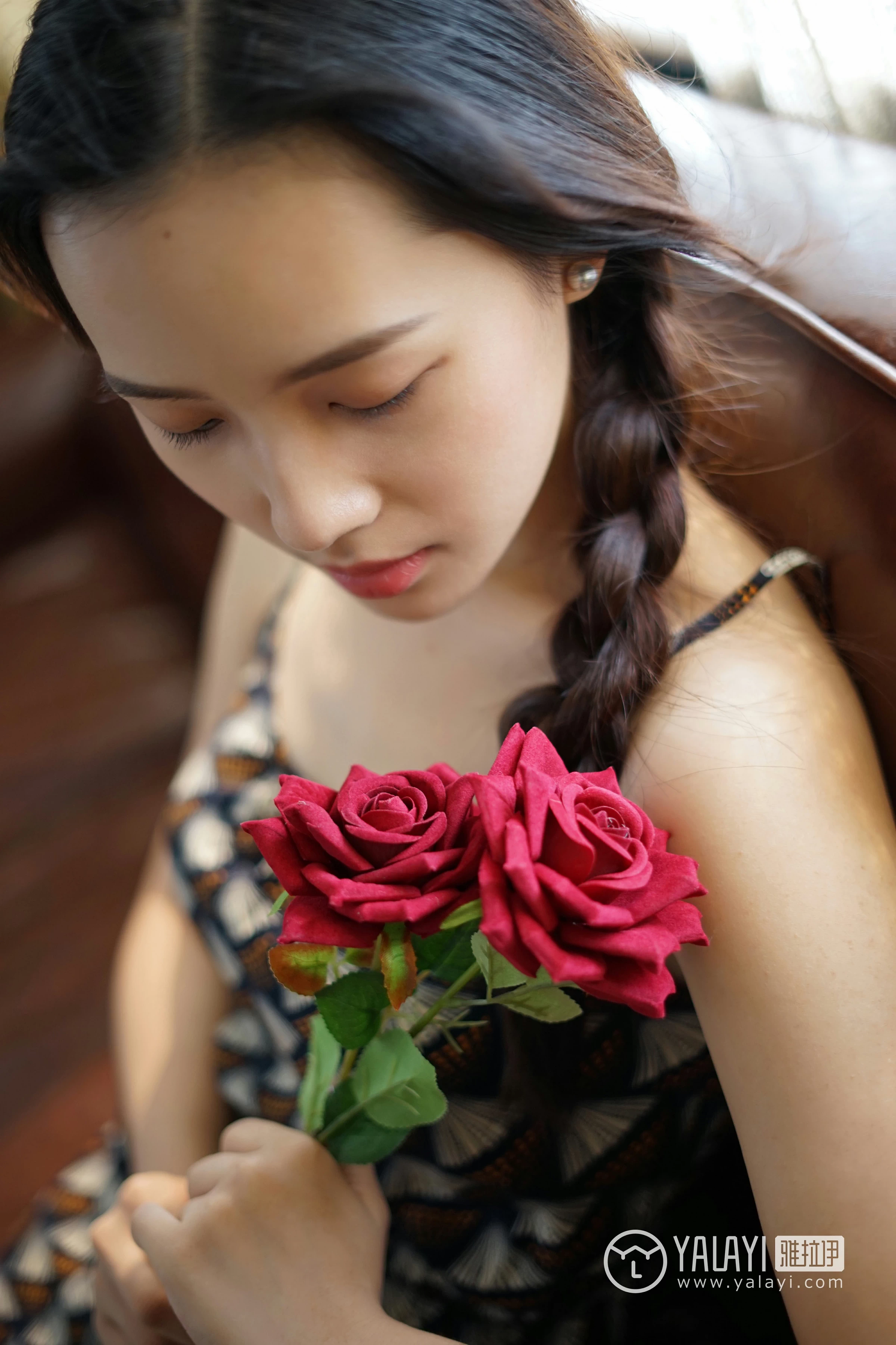 [YALAYI雅拉伊]NO.034 初见 卡柔 白色紧身旗袍与黑色吊带连衣裙性感私房写真集第15张