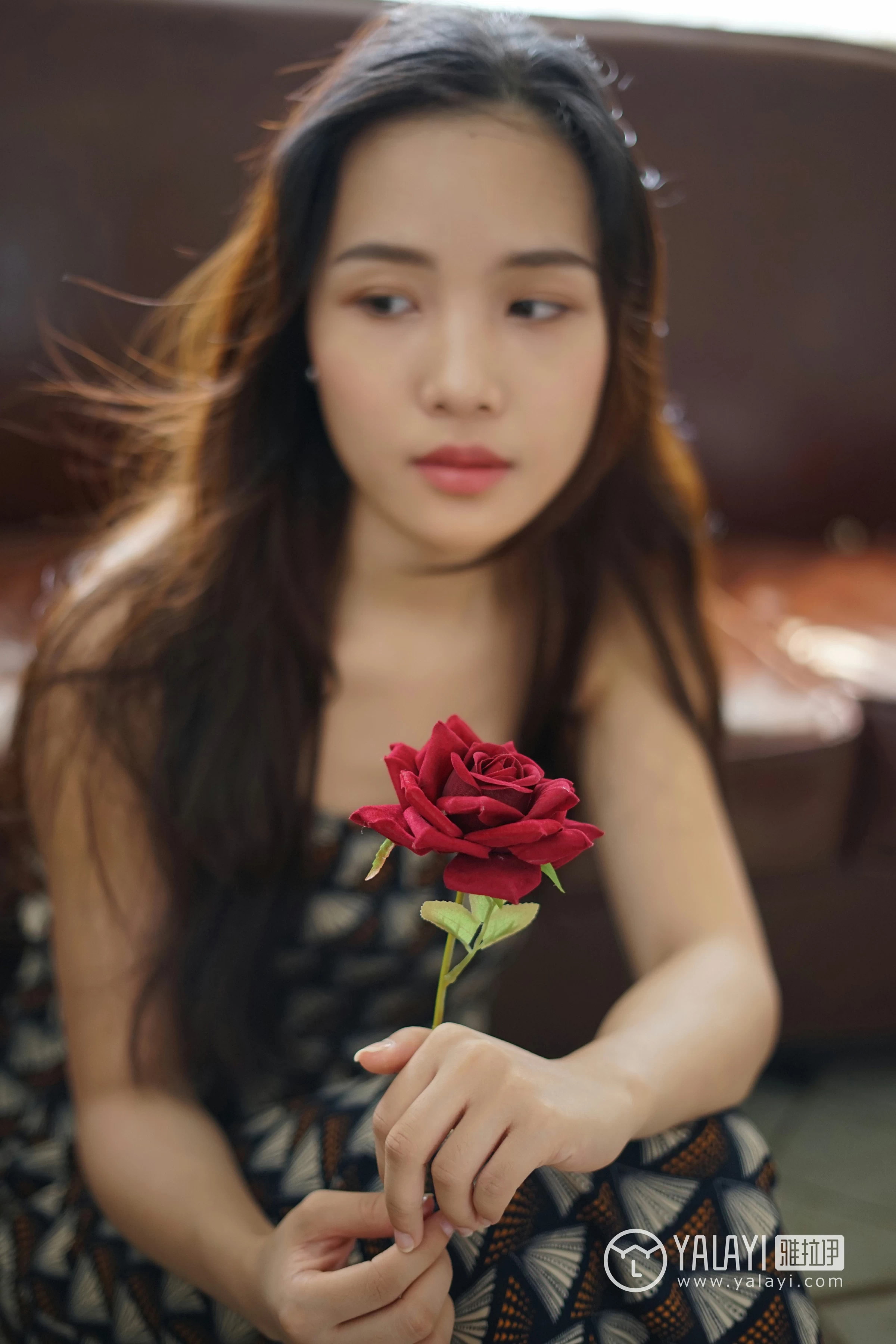 [YALAYI雅拉伊]NO.034 初见 卡柔 白色紧身旗袍与黑色吊带连衣裙性感私房写真集第15张