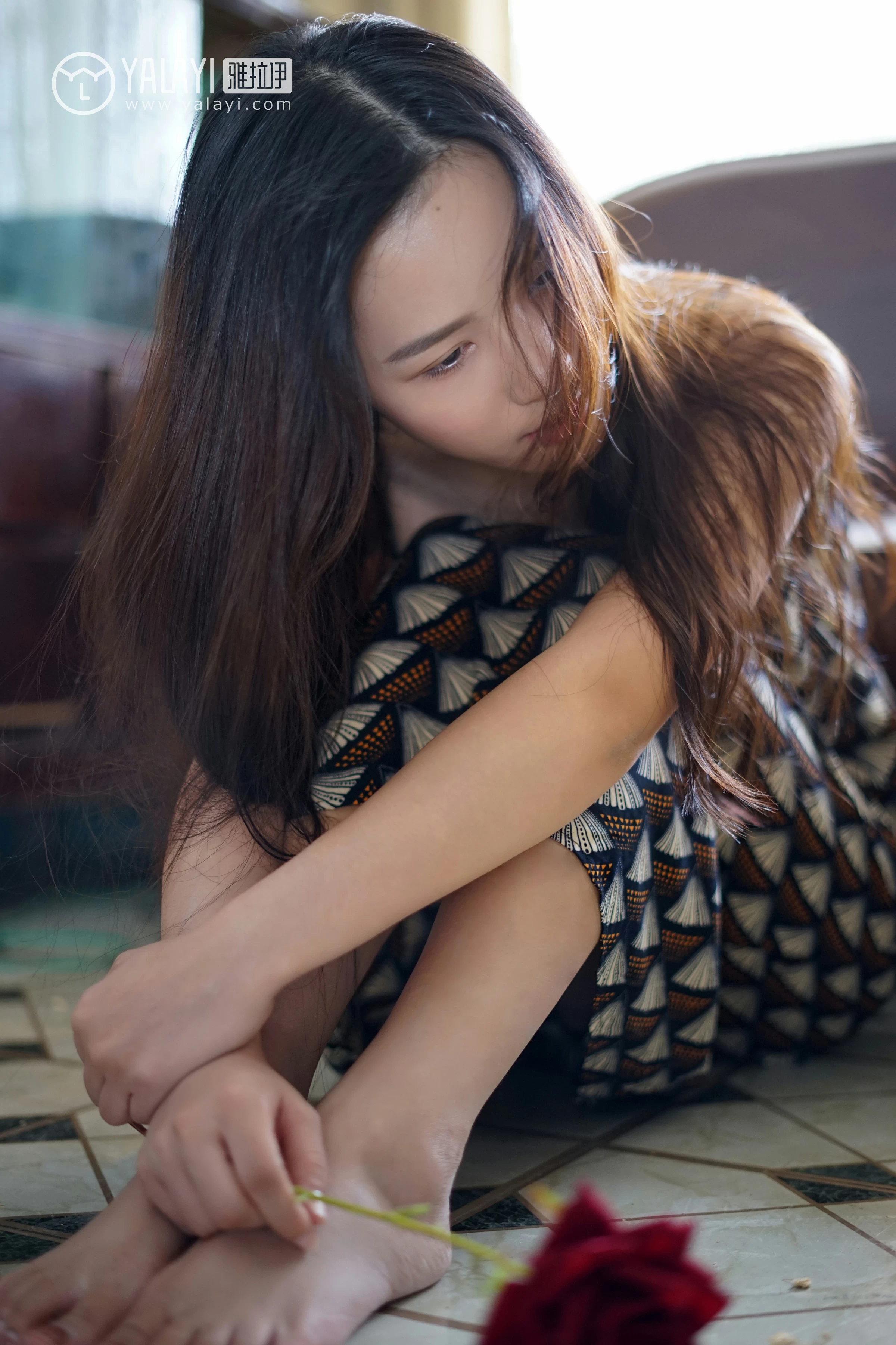 [YALAYI雅拉伊]NO.034 初见 卡柔 白色紧身旗袍与黑色吊带连衣裙性感私房写真集第17张