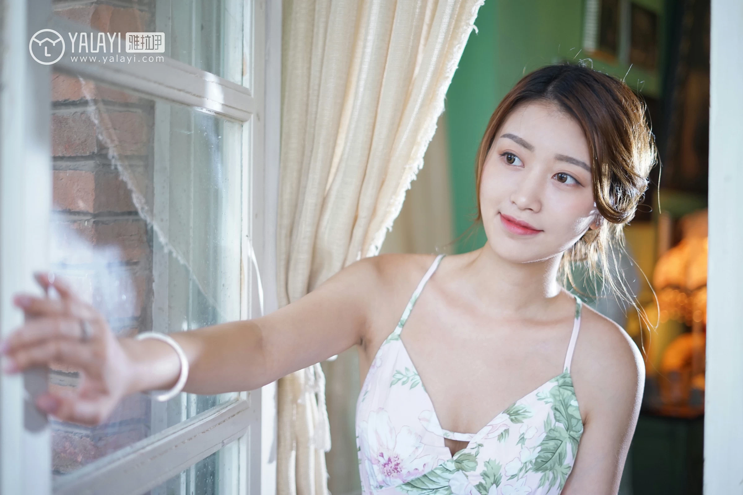 [YALAYI雅拉伊]NO.035 下雨天你在思念谁 饰媛 红色睡衣加粉色吊带连衣裙性感私房写真集第12张