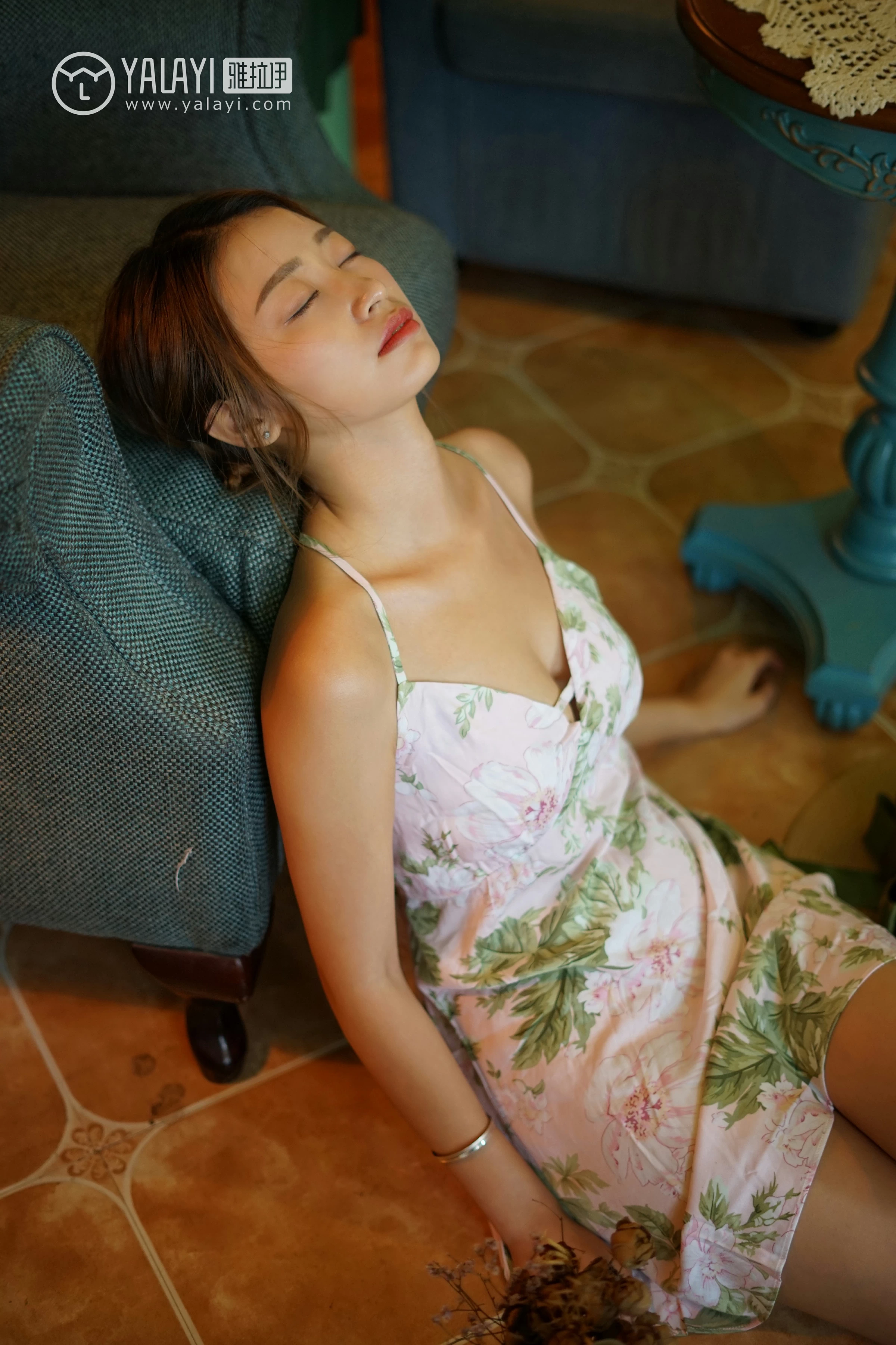 [YALAYI雅拉伊]NO.035 下雨天你在思念谁 饰媛 红色睡衣加粉色吊带连衣裙性感私房写真集第7张