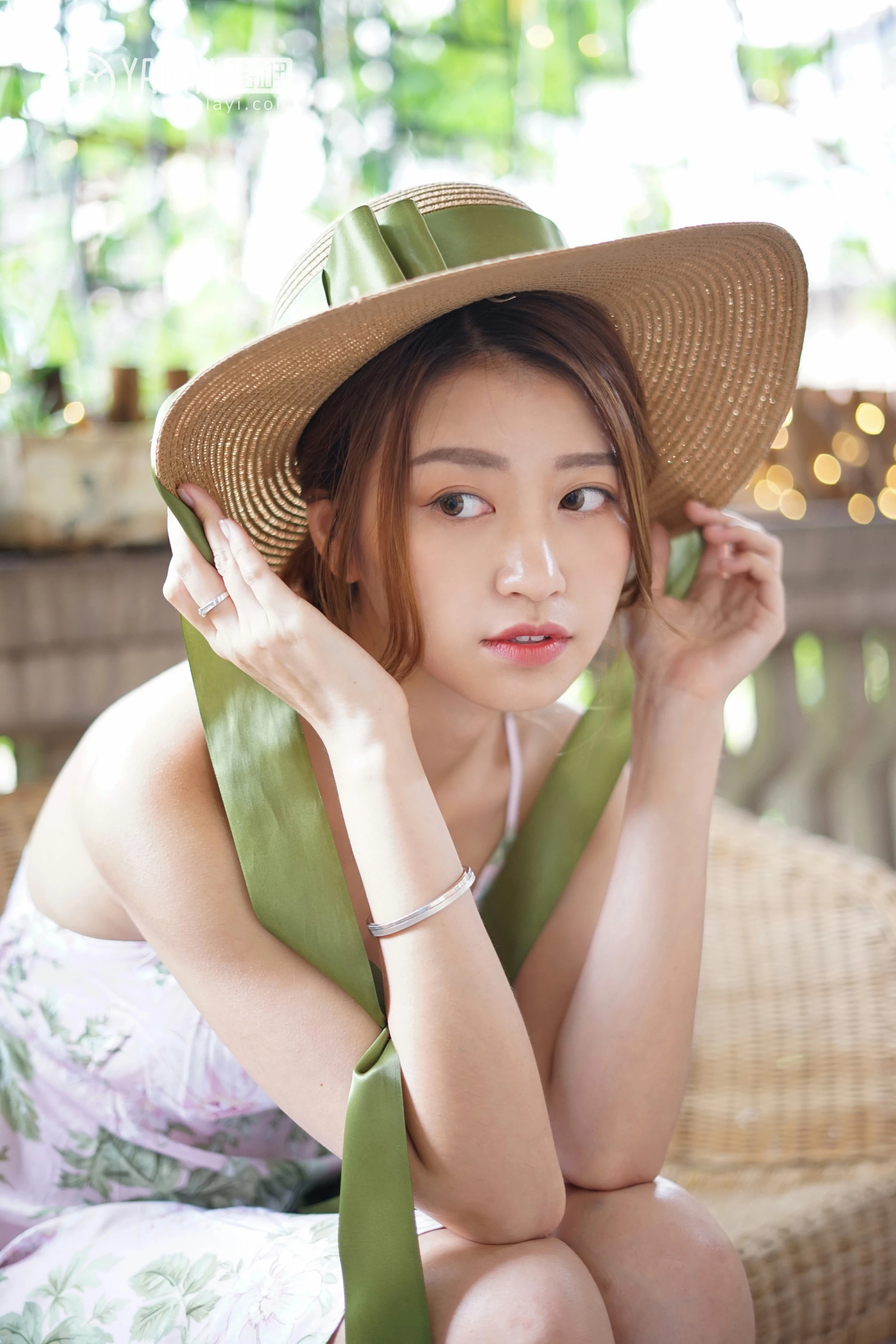 [YALAYI雅拉伊]NO.035 下雨天你在思念谁 饰媛 红色睡衣加粉色吊带连衣裙性感私房写真集第8张