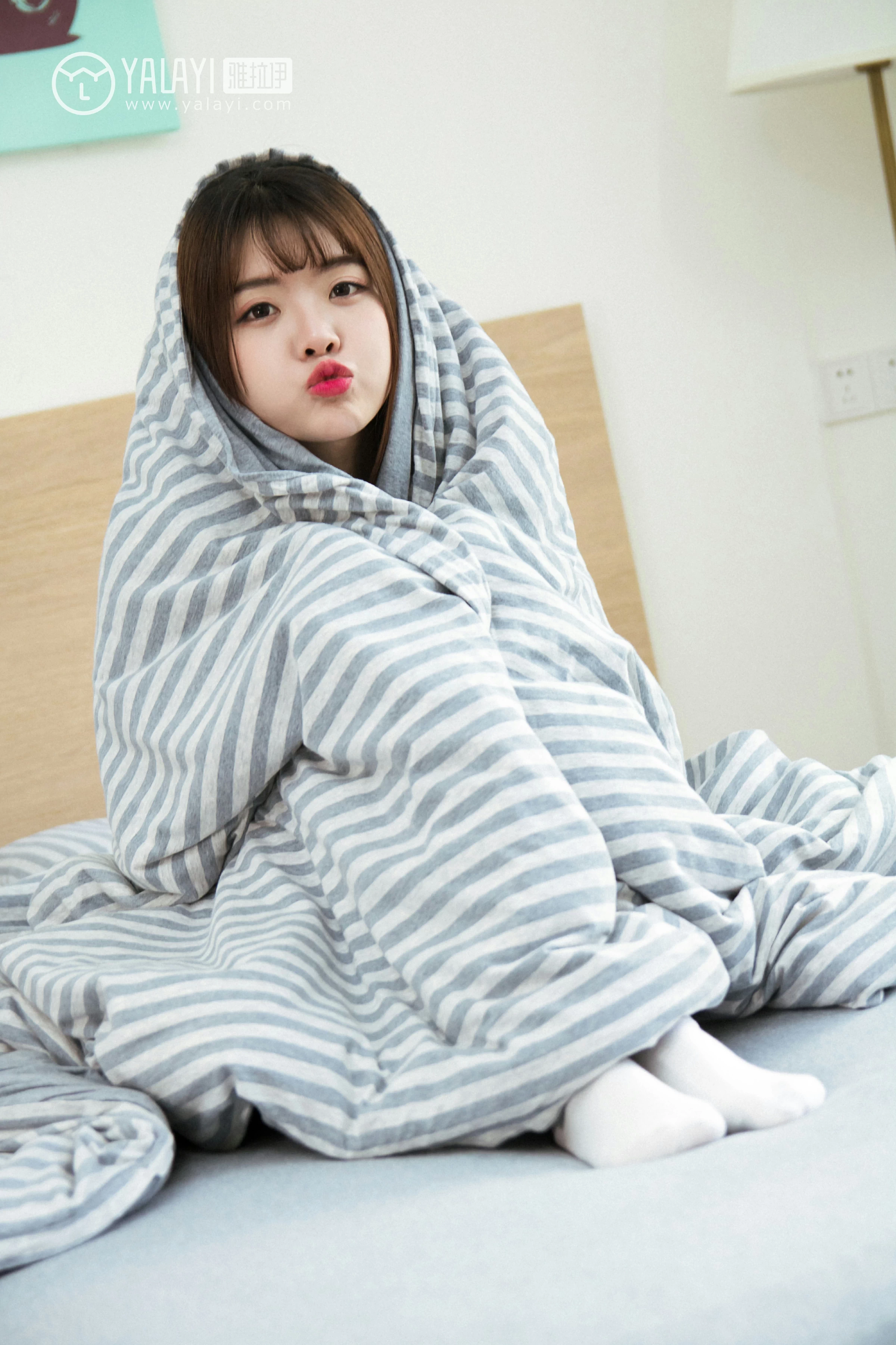 [YALAYI雅拉伊]NO.036 小美好 阳阳 白色衬衫与短袖加白色短裤性感私房写真集第3张