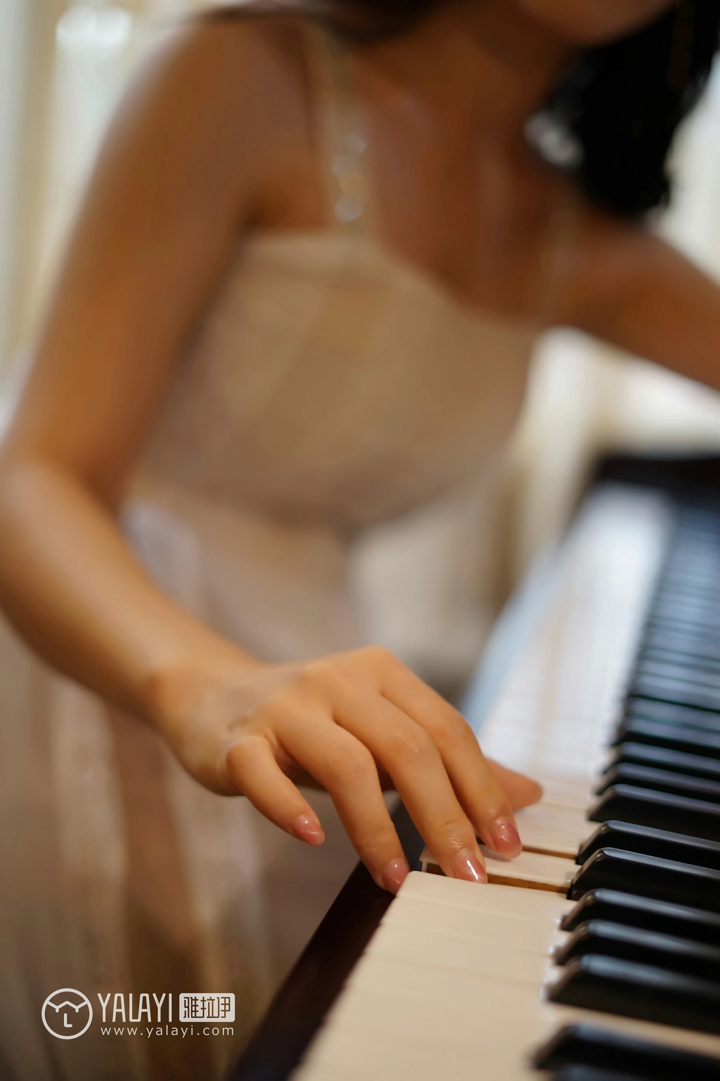 [YALAYI雅拉伊]NO.038 无声演奏 塔塔 白色吊带连衣裙与透视蕾丝睡衣加黑色内衣性感私房写真集第2张