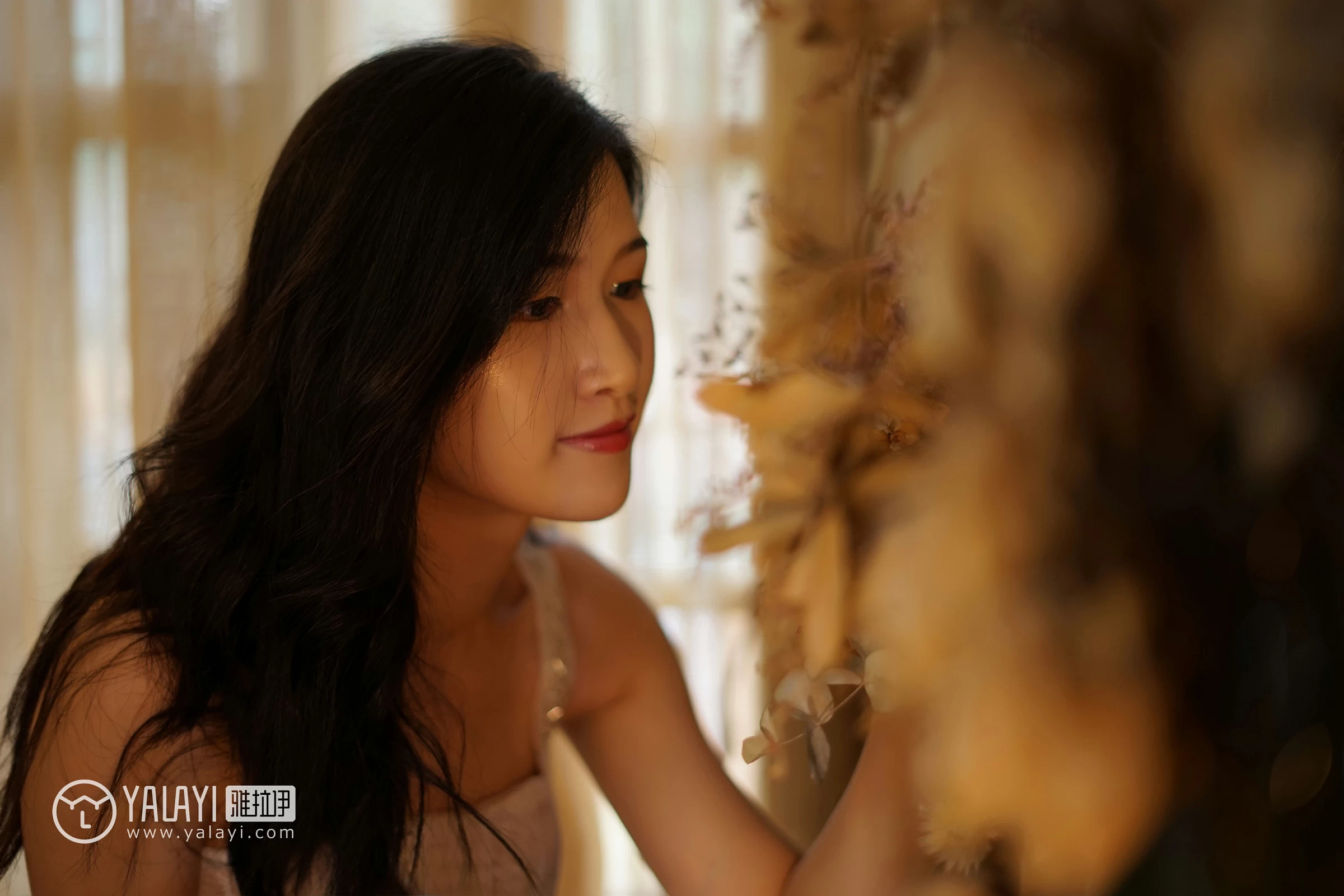 [YALAYI雅拉伊]NO.038 无声演奏 塔塔 白色吊带连衣裙与透视蕾丝睡衣加黑色内衣性感私房写真集第3张