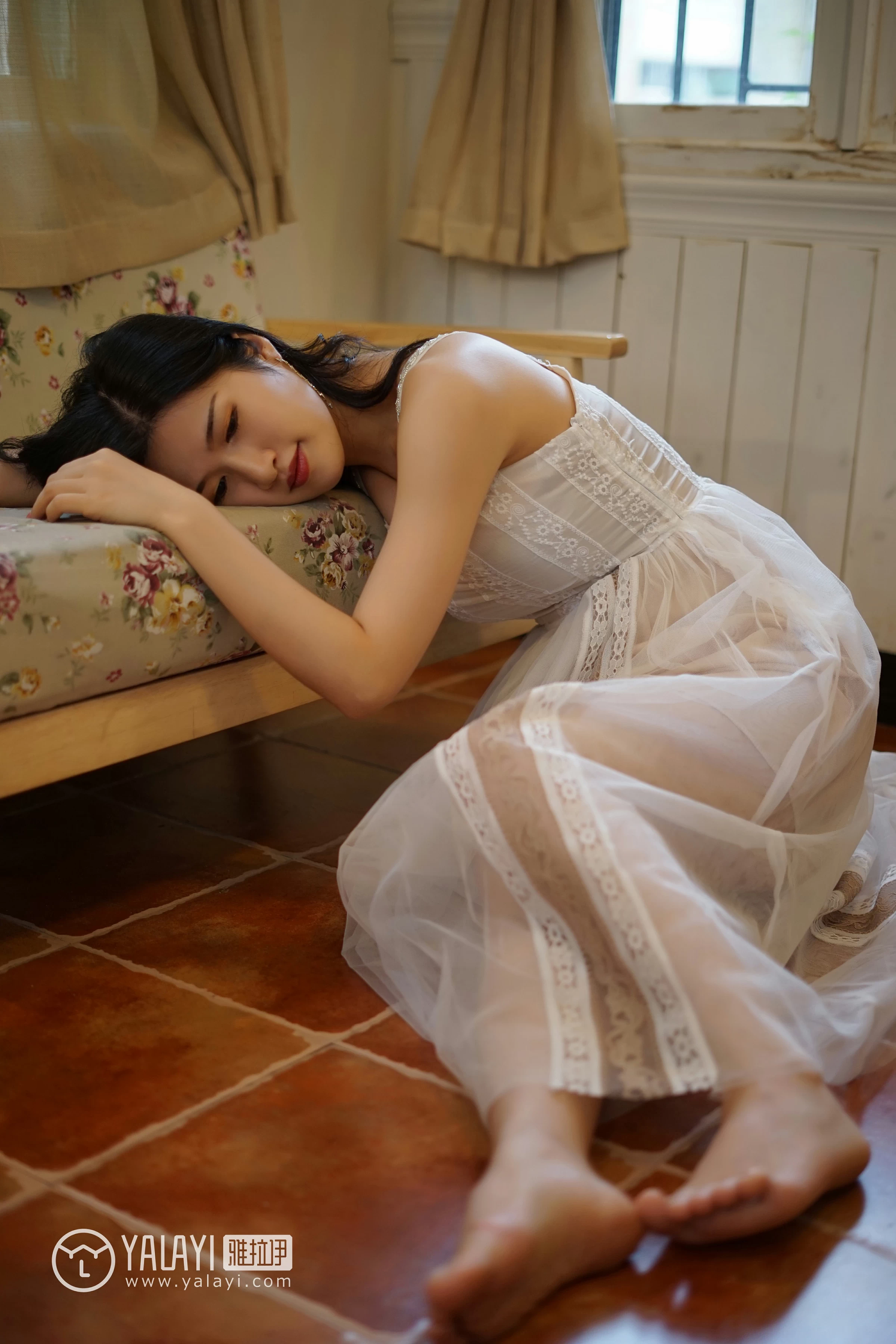 [YALAYI雅拉伊]NO.038 无声演奏 塔塔 白色吊带连衣裙与透视蕾丝睡衣加黑色内衣性感私房写真集第6张