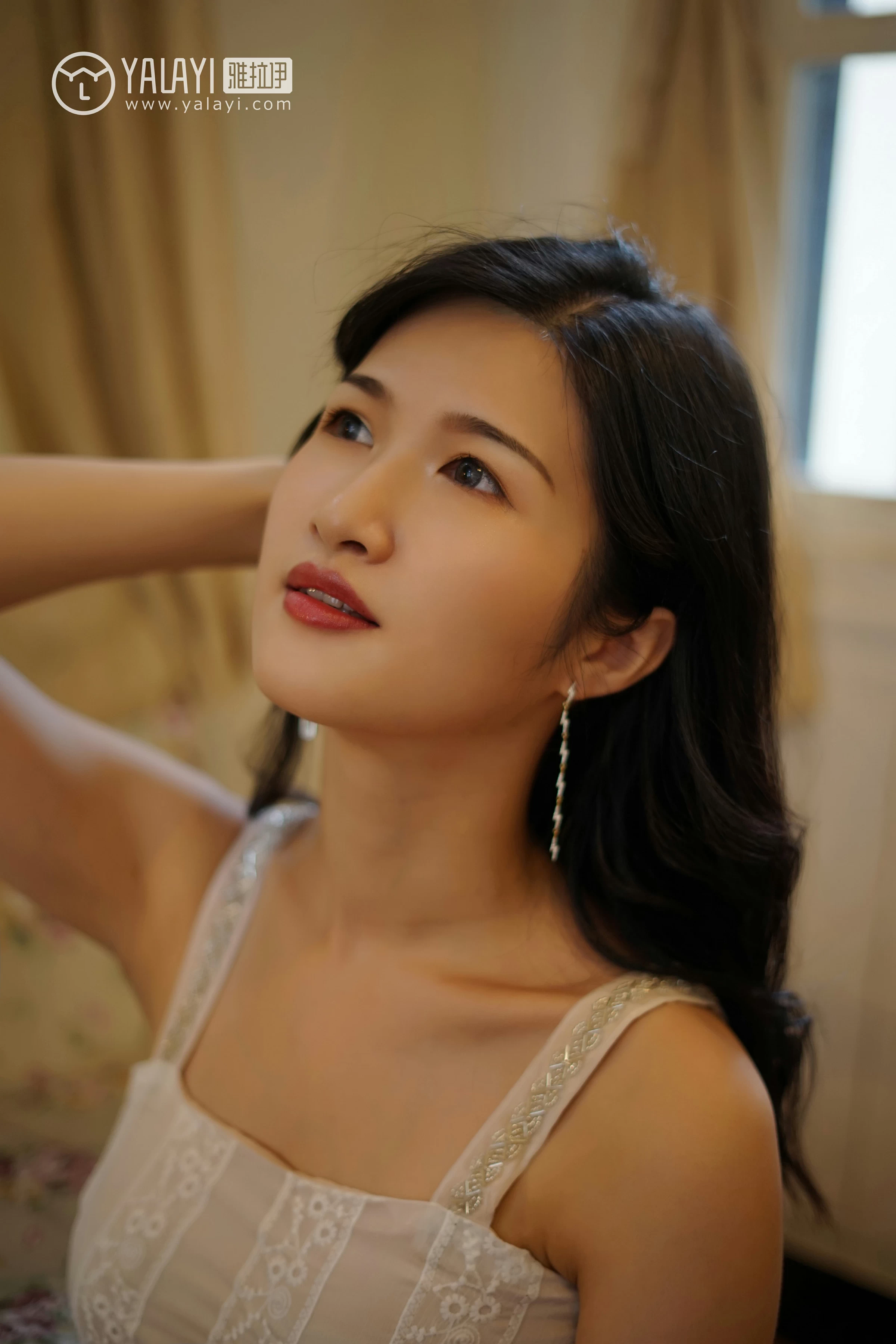 [YALAYI雅拉伊]NO.038 无声演奏 塔塔 白色吊带连衣裙与透视蕾丝睡衣加黑色内衣性感私房写真集第6张