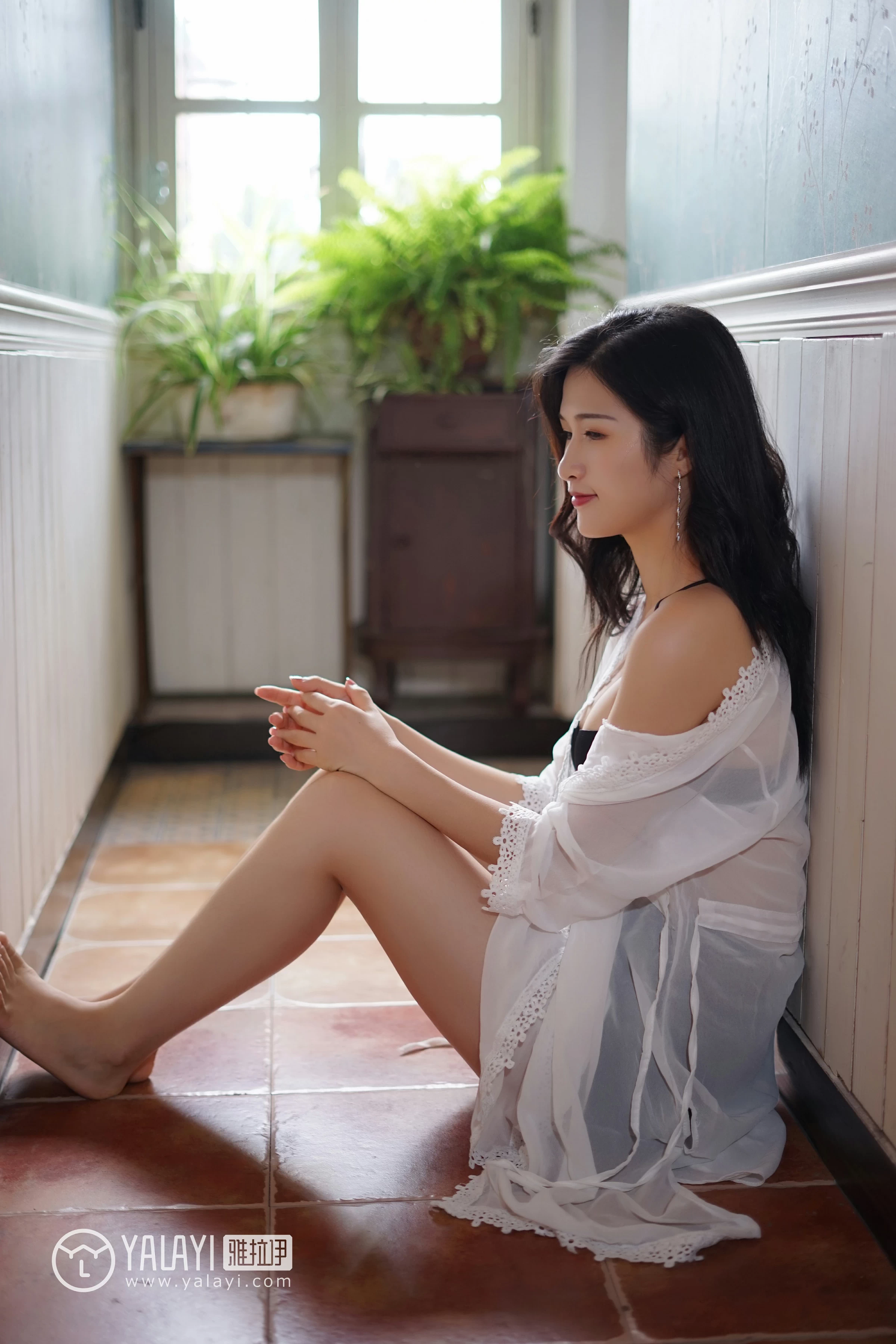 [YALAYI雅拉伊]NO.038 无声演奏 塔塔 白色吊带连衣裙与透视蕾丝睡衣加黑色内衣性感私房写真集第12张