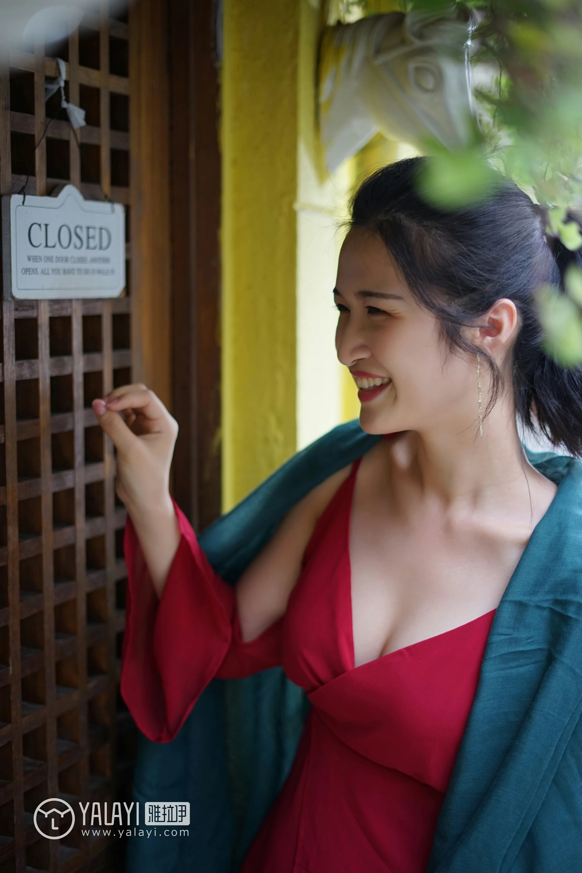 [YALAYI雅拉伊]NO.040 浮光掠影 半梦半醒 塔塔 吊带连衣裙加粉色蕾丝内衣性感私房写真集第5张