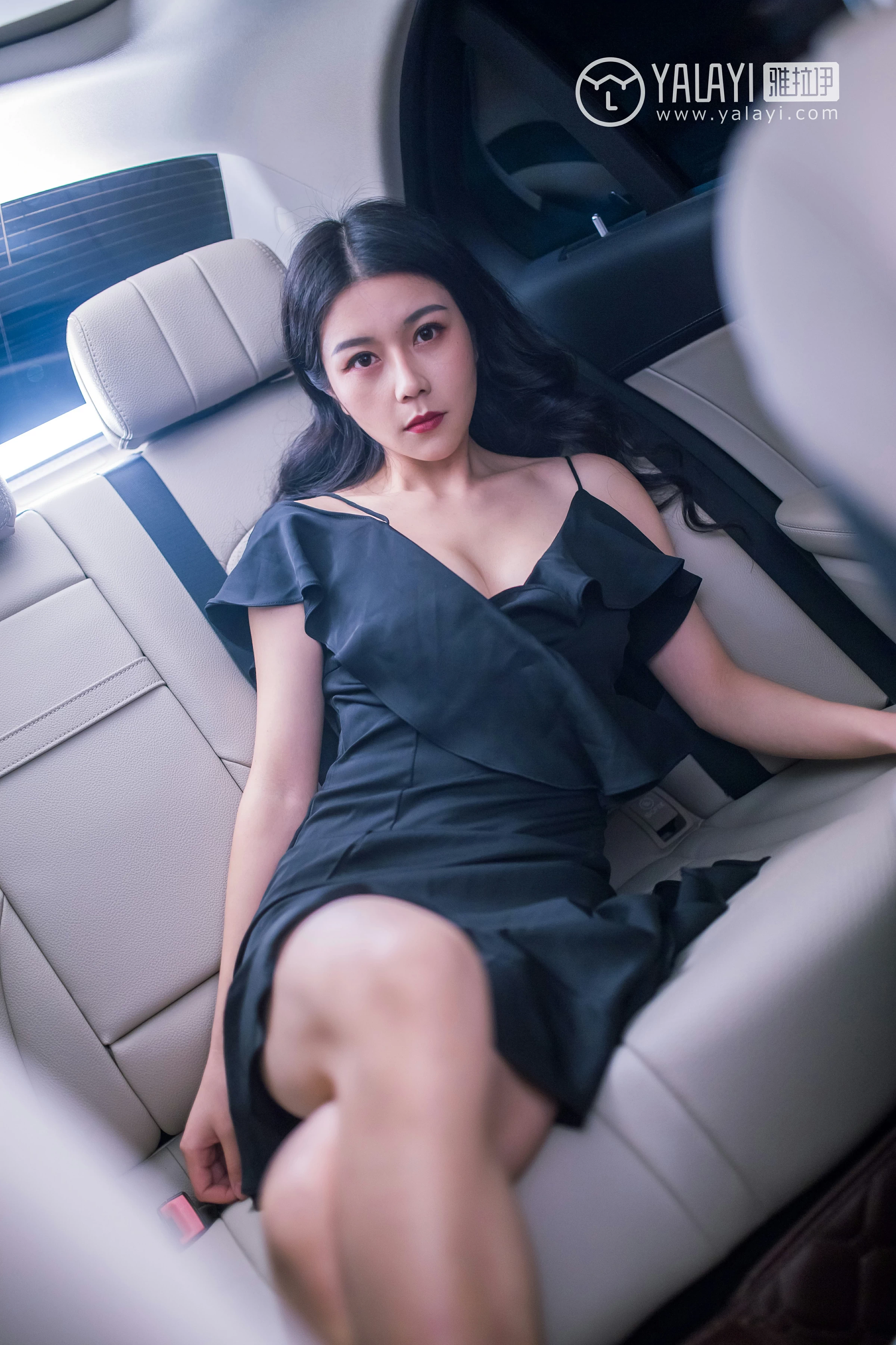 [YALAYI雅拉伊]NO.050 如野 莉莉 黑色外套加吊带连身礼裙性感私房写真集第16张