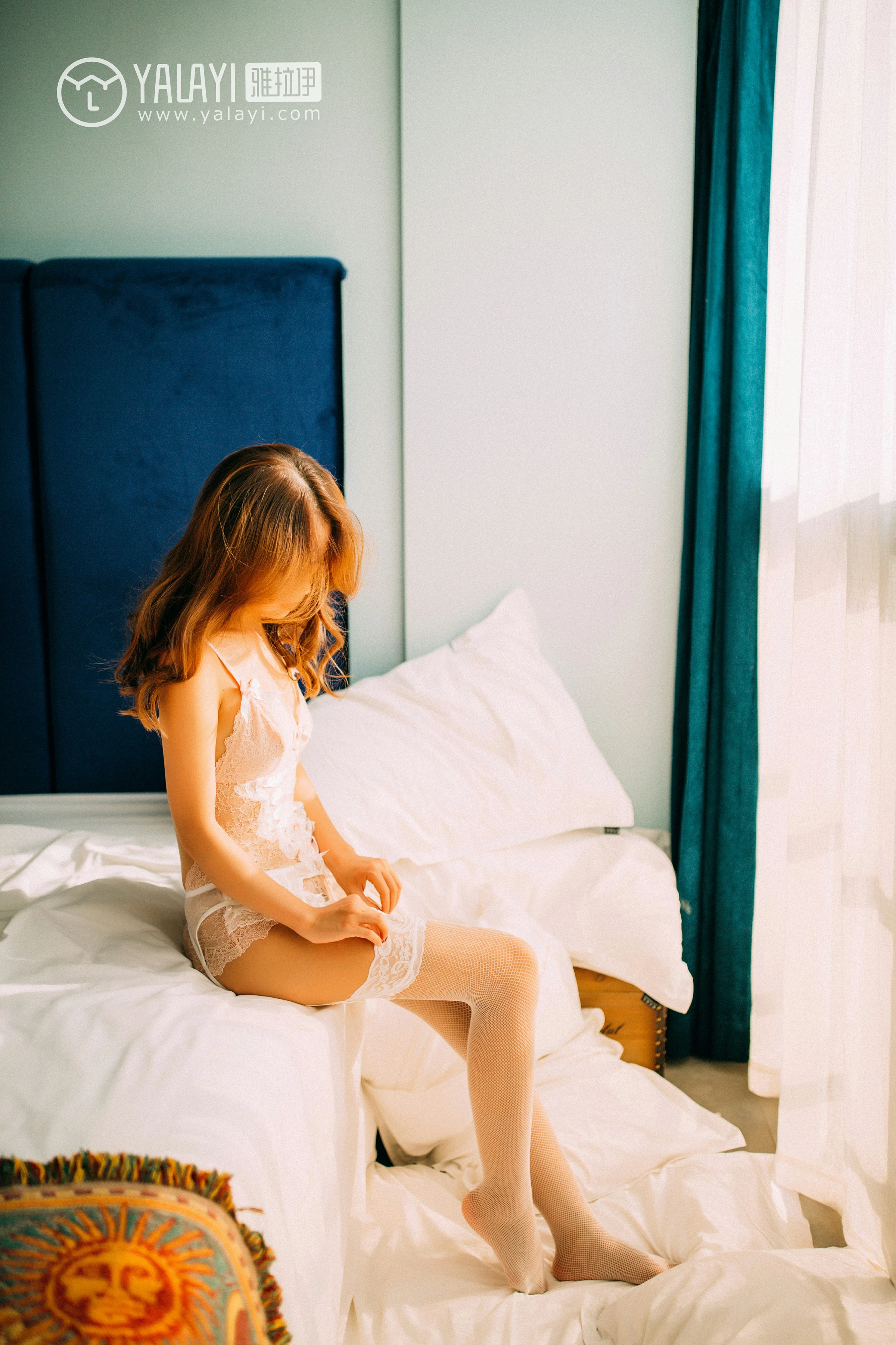 [YALAYI雅拉伊]NO.043 迷幻 李颖惠惠 粉色蕾丝内衣加白色情趣渔网袜性感私房写真集第2张