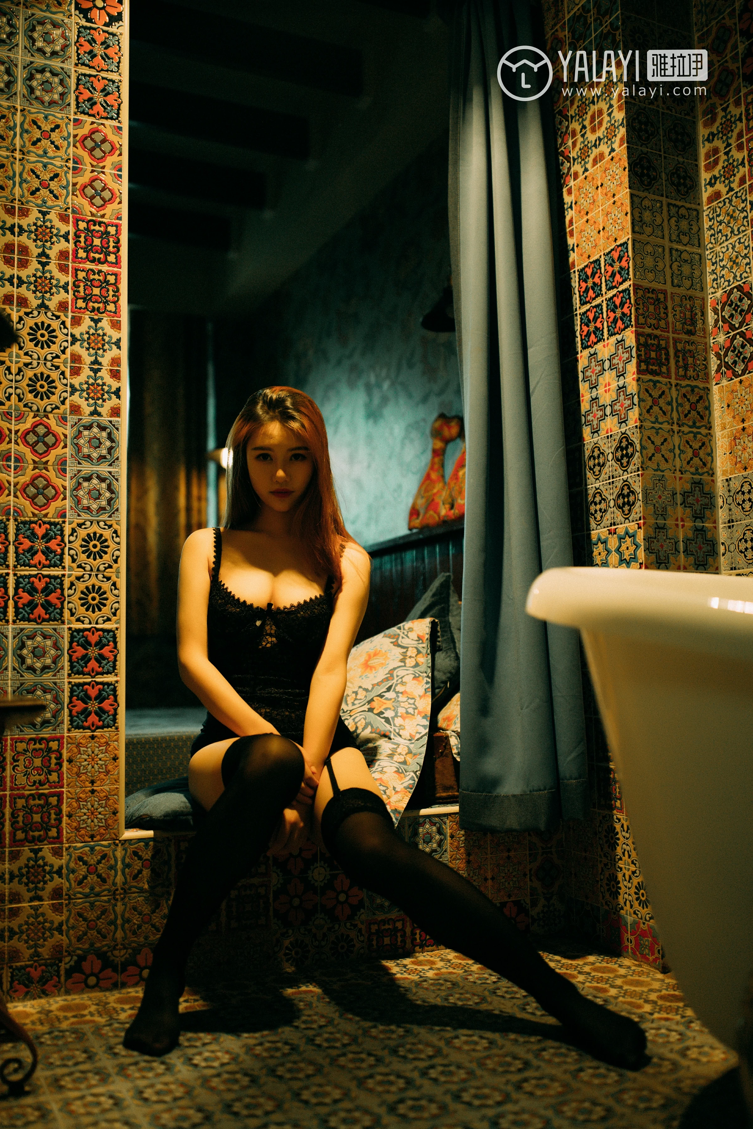 [YALAYI雅拉伊]NO.052 被遗忘的房间 李颖惠惠 黑色塑身内衣加黑色丝袜美腿性感私房写真集第7张
