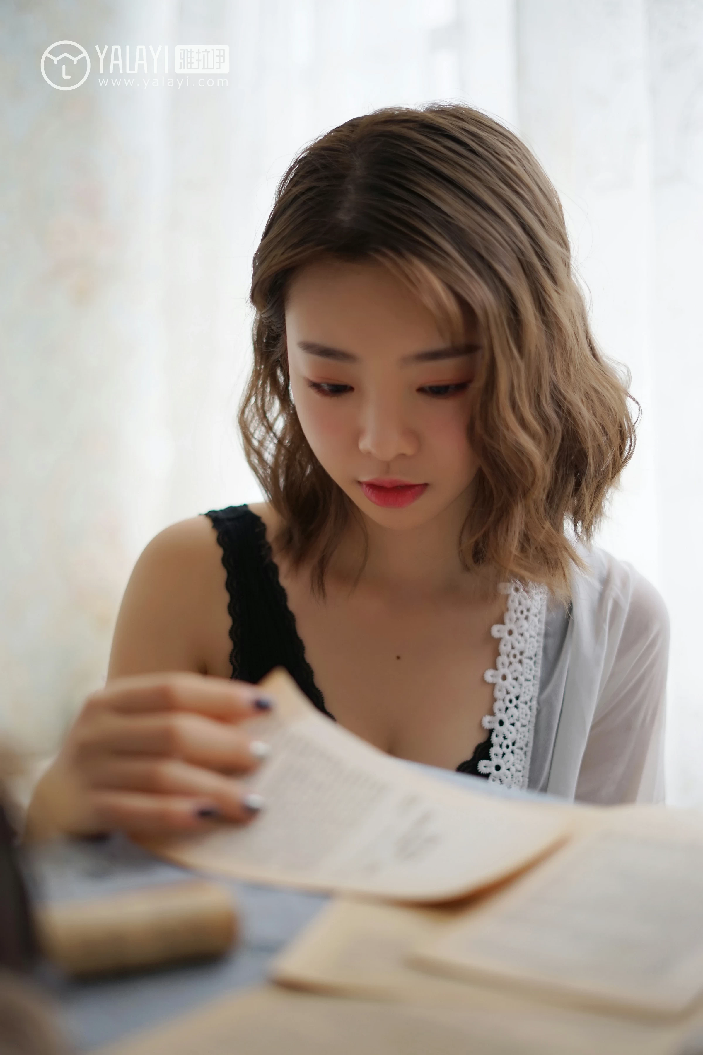 [YALAYI雅拉伊]NO.057 信 严冰冰 黑色蕾丝背心加短裤与吊带连衣裙性感私房写真集第12张