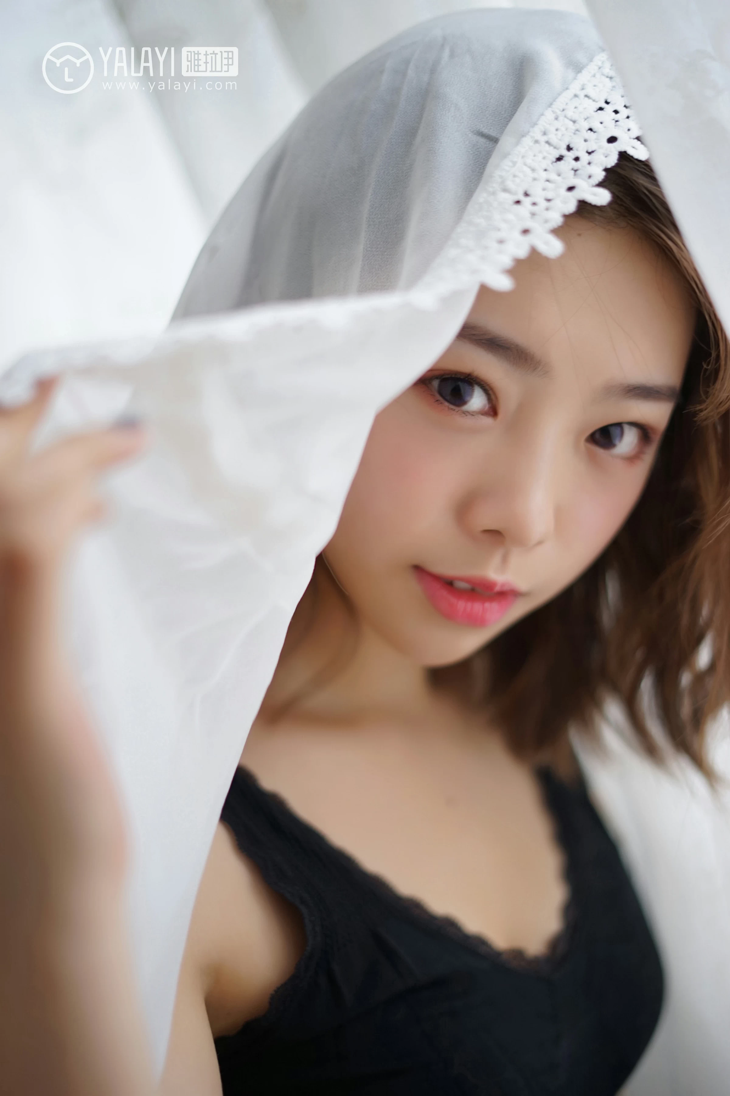 [YALAYI雅拉伊]NO.057 信 严冰冰 黑色蕾丝背心加短裤与吊带连衣裙性感私房写真集第14张