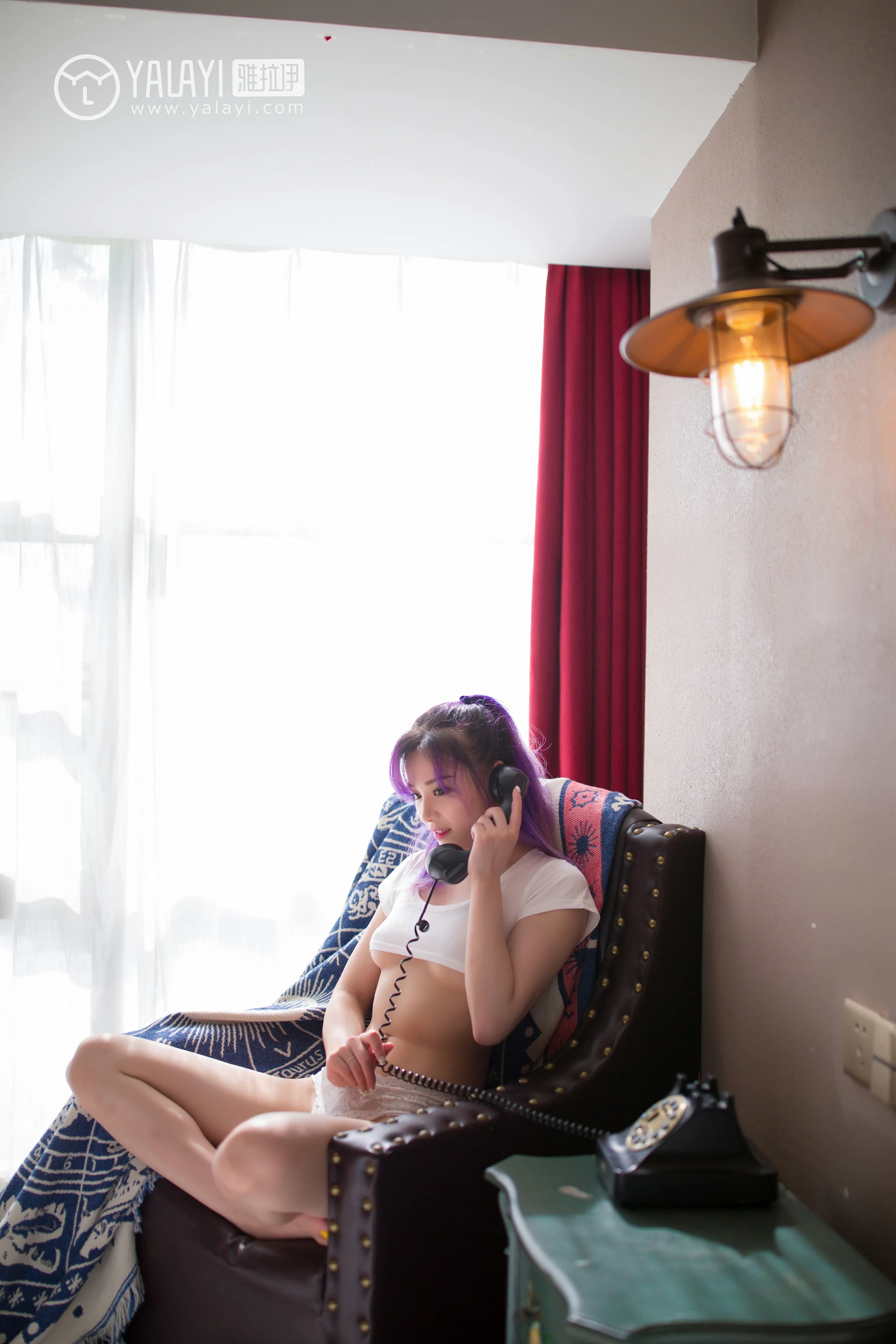 [YALAYI雅拉伊]NO.069 梦露 牵着猫的妹子 白色短袖与透视情趣内衣性感私房写真集第8张