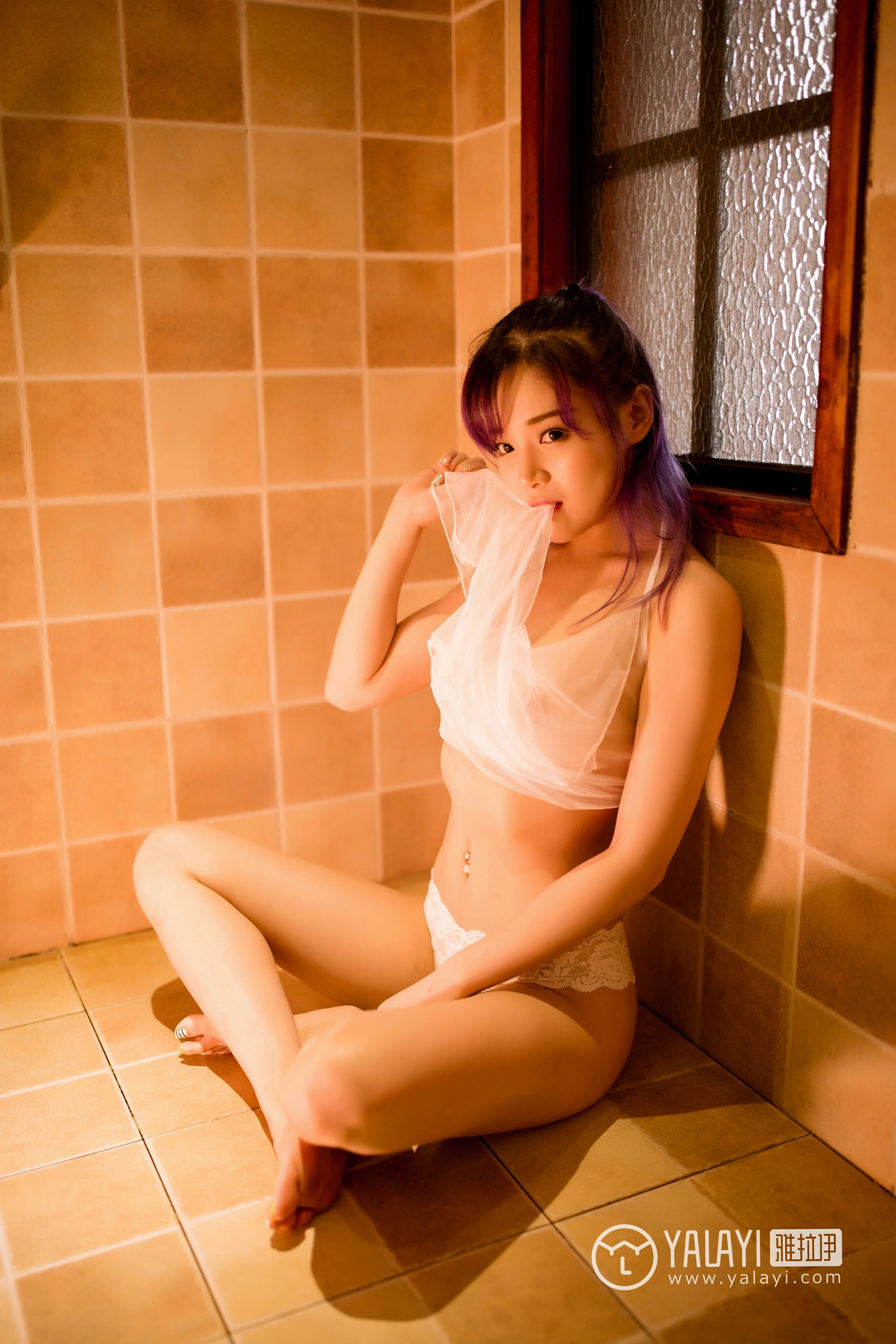 [YALAYI雅拉伊]NO.069 梦露 牵着猫的妹子 白色短袖与透视情趣内衣性感私房写真集第13张