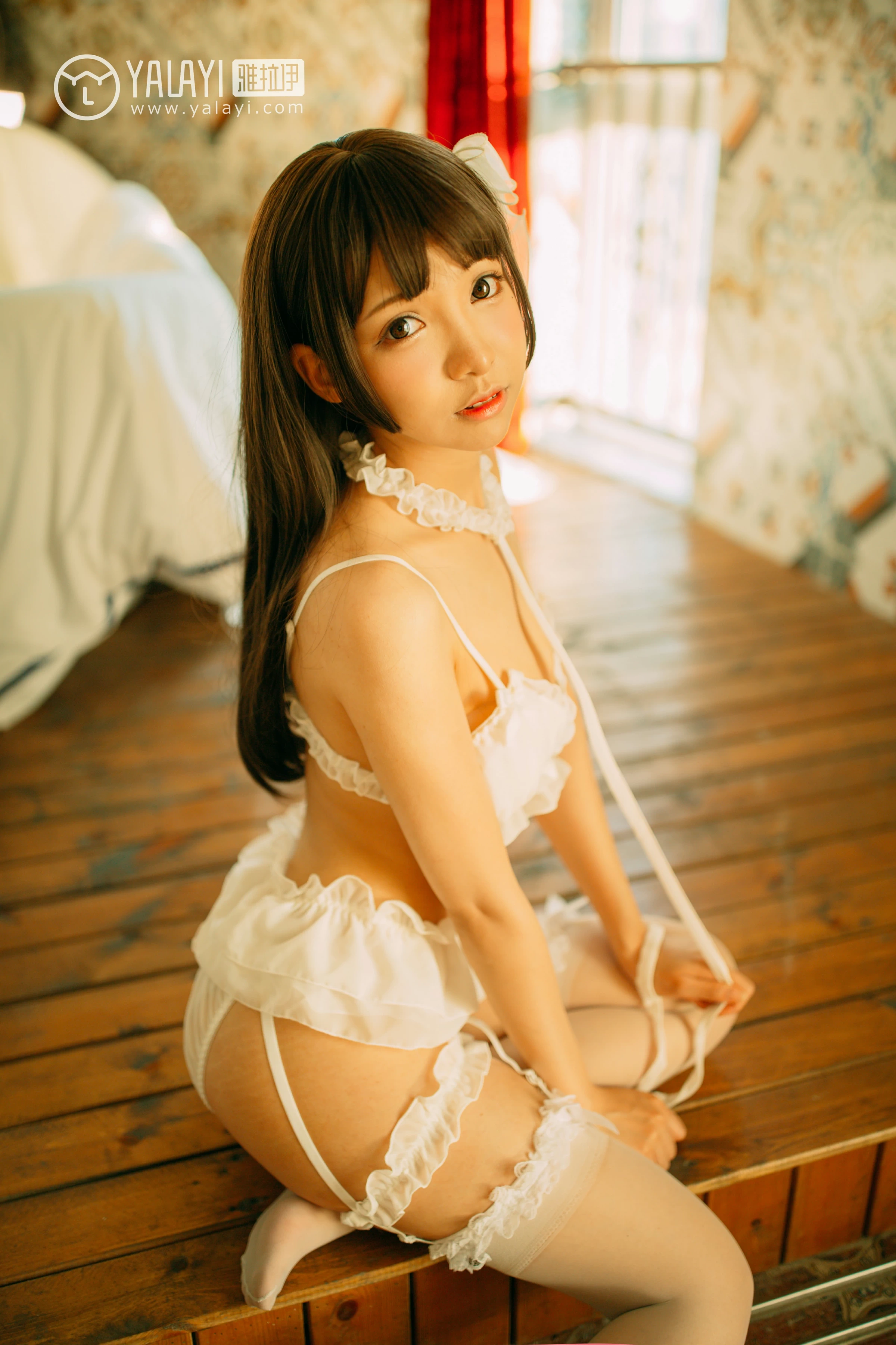 [YALAYI雅拉伊]NO.072 梦里梦外 水花儿 白色情趣内衣与短裙加白色丝袜美腿性感私房写真集第9张