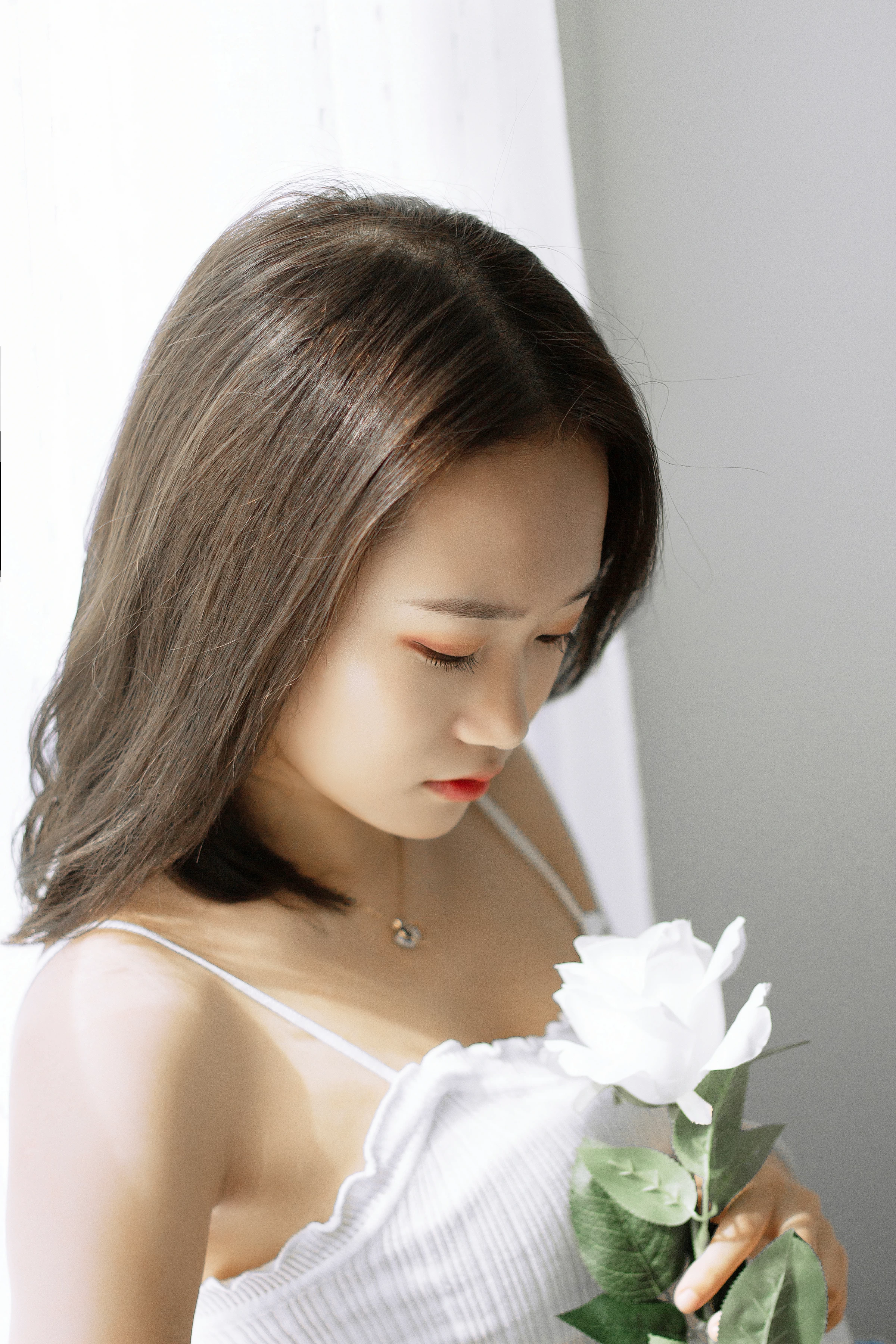 [YALAYI雅拉伊]NO.091 欲之与魚 李晗 白色性感小背心加牛仔短裤私房写真集第1张