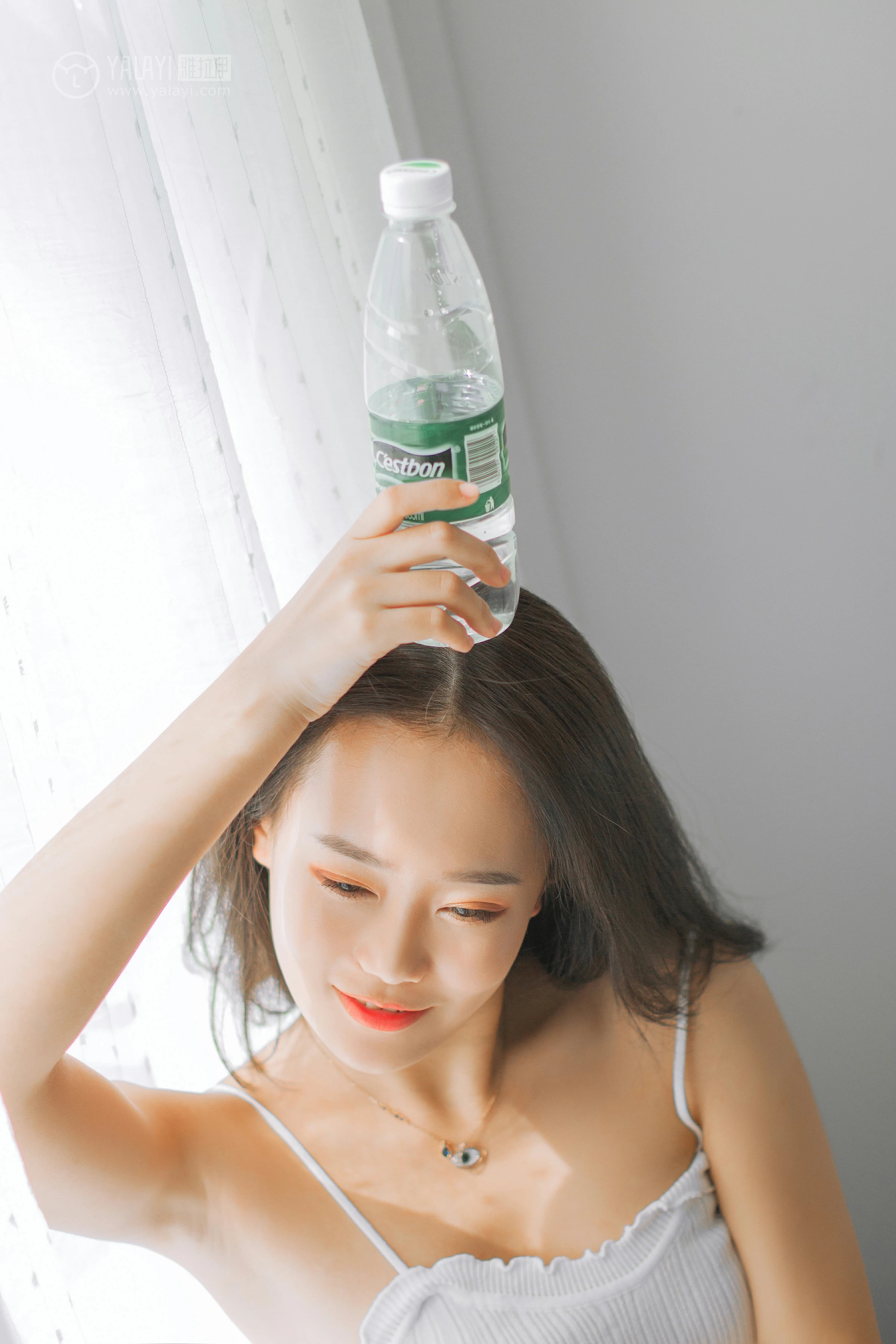 [YALAYI雅拉伊]NO.091 欲之与魚 李晗 白色性感小背心加牛仔短裤私房写真集第2张