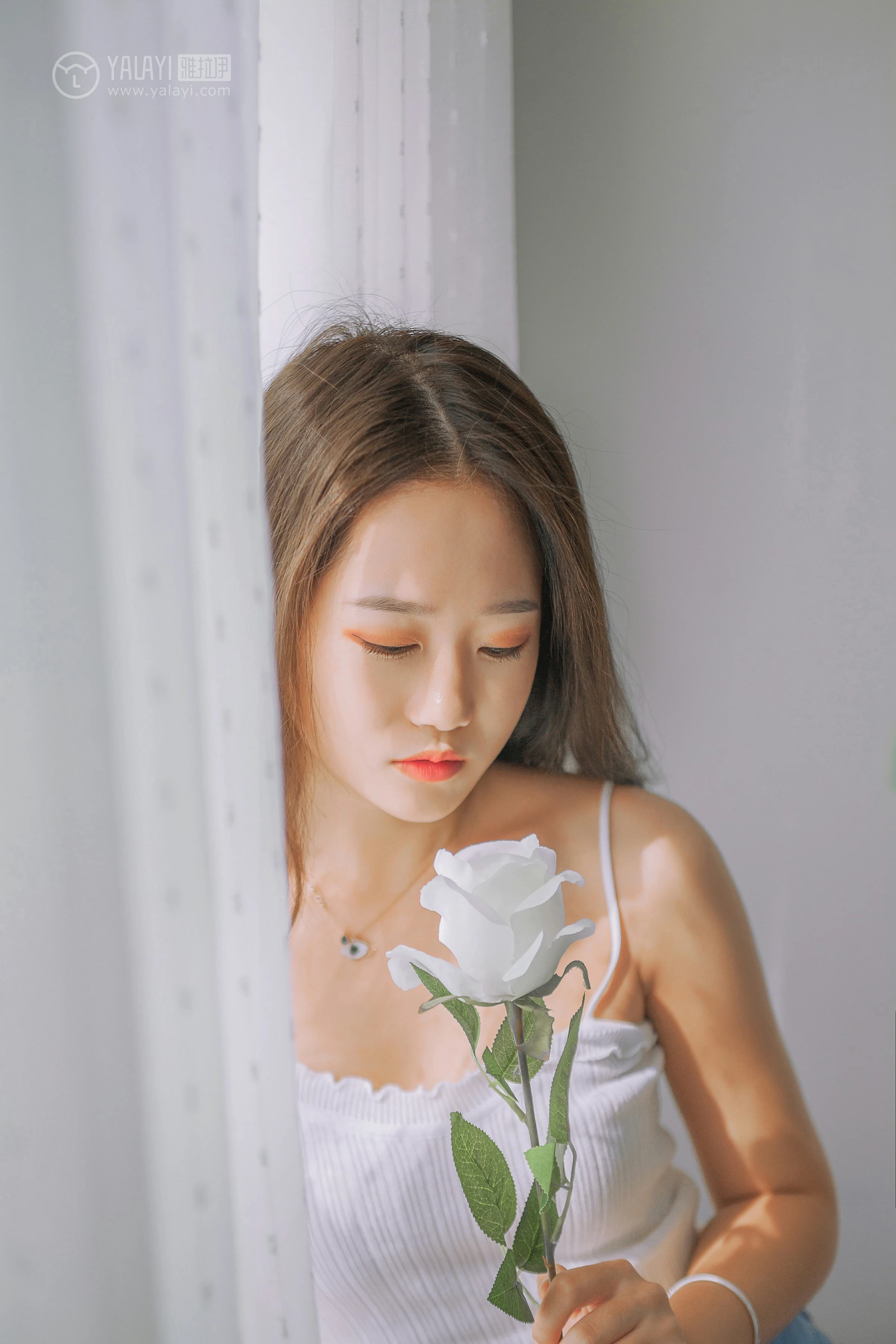 [YALAYI雅拉伊]NO.091 欲之与魚 李晗 白色性感小背心加牛仔短裤私房写真集第8张