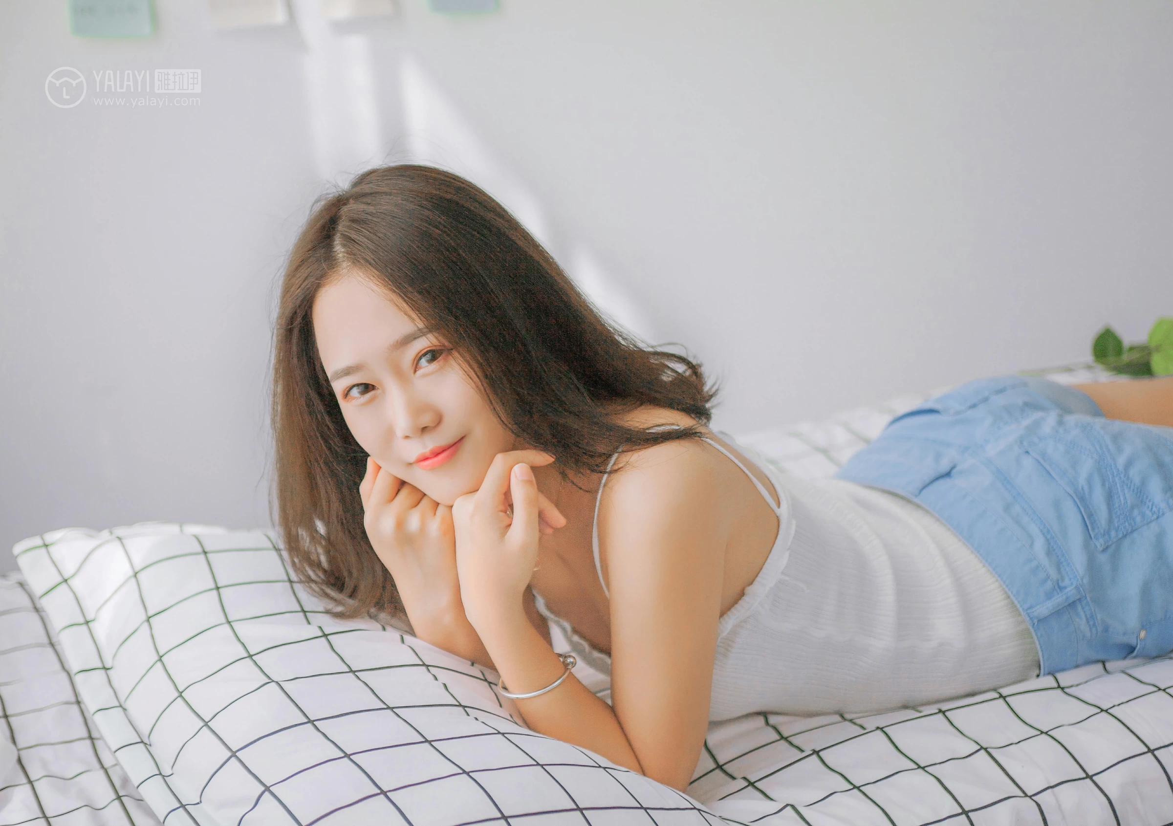[YALAYI雅拉伊]NO.091 欲之与魚 李晗 白色性感小背心加牛仔短裤私房写真集第12张