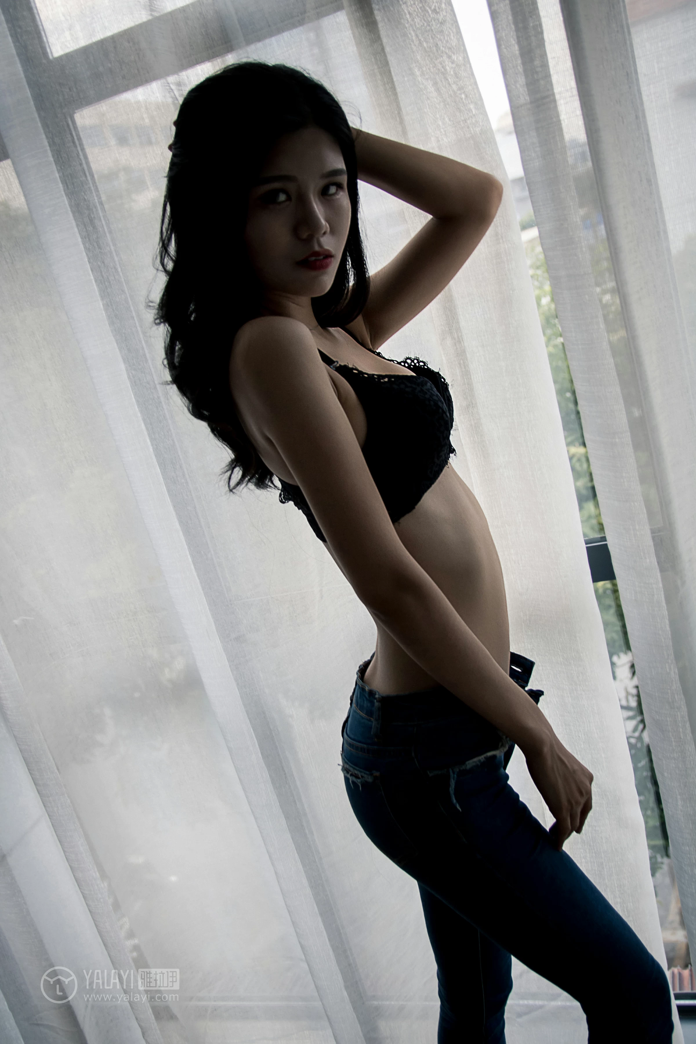 [YALAYI雅拉伊]NO.095 窥视 小灰 黑色蕾丝内衣加紧身牛仔裤性感私房写真集第13张