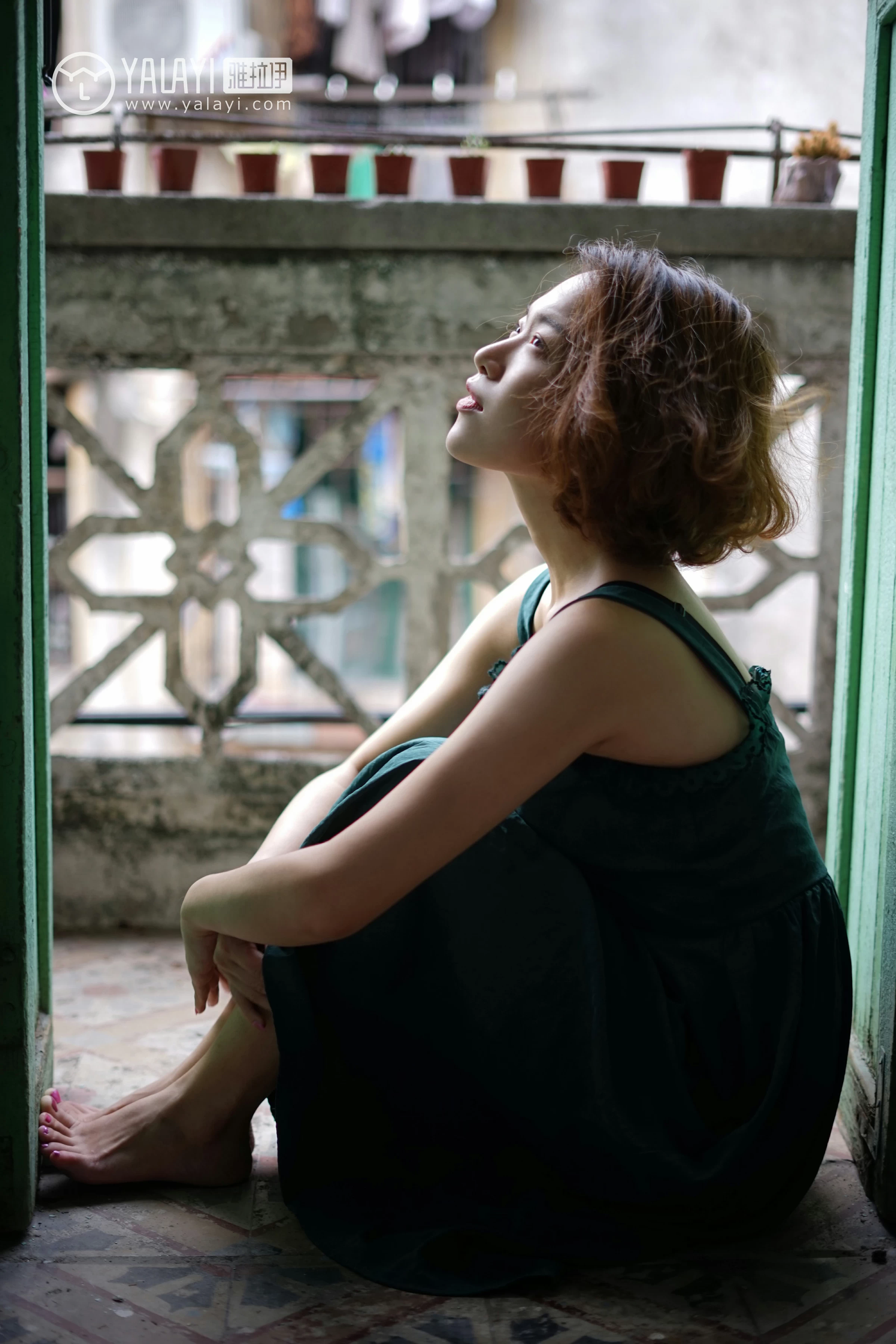 [YALAYI雅拉伊]NO.078 任朝暮 泡芙 吊带连衣裙与黑色镂空睡衣加蕾丝内衣性感私房写真集第4张