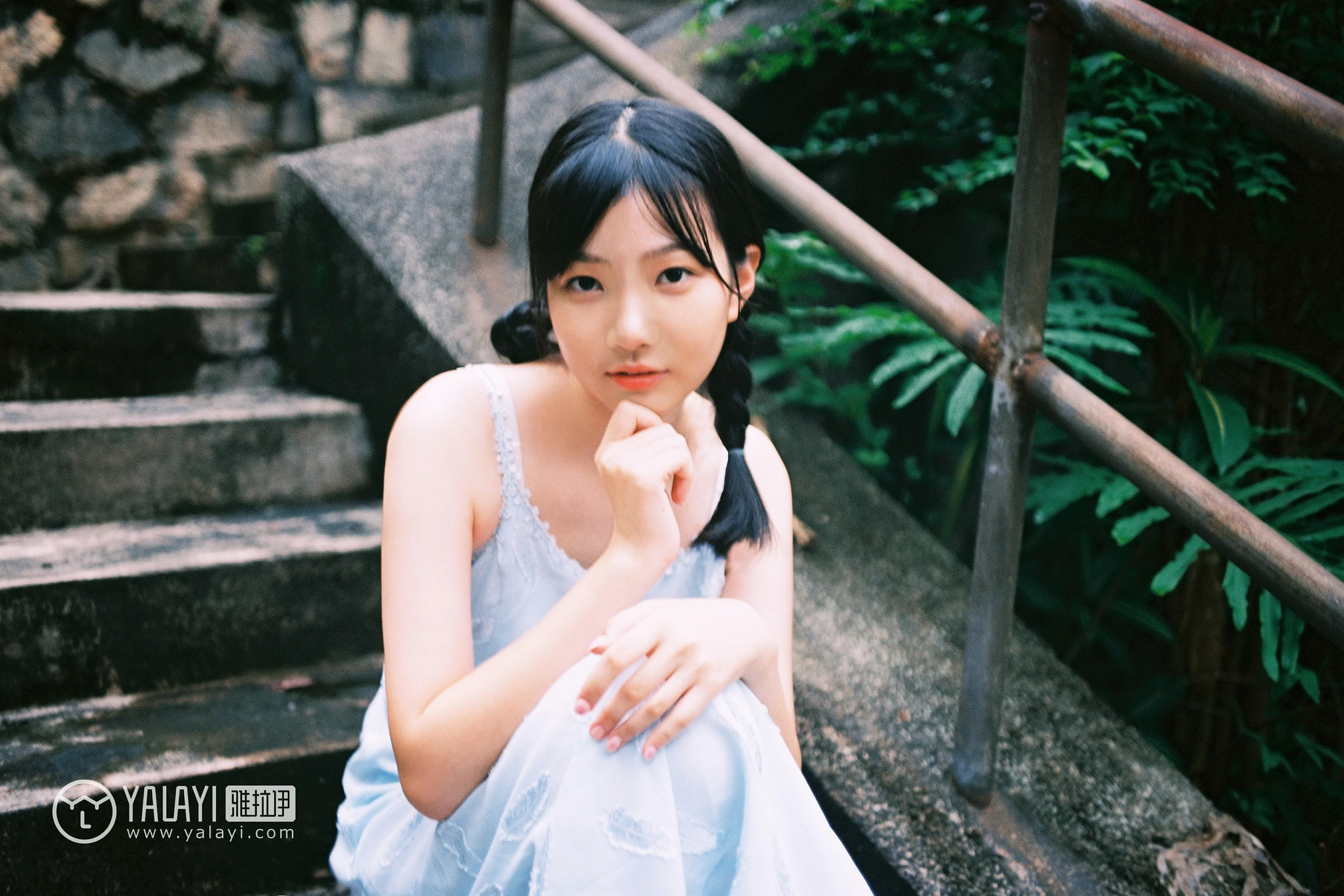 [YALAYI雅拉伊]NO.082 绿喜青花 Doubleyu 淡蓝色吊带连衣裙清纯可爱私房写真集第5张