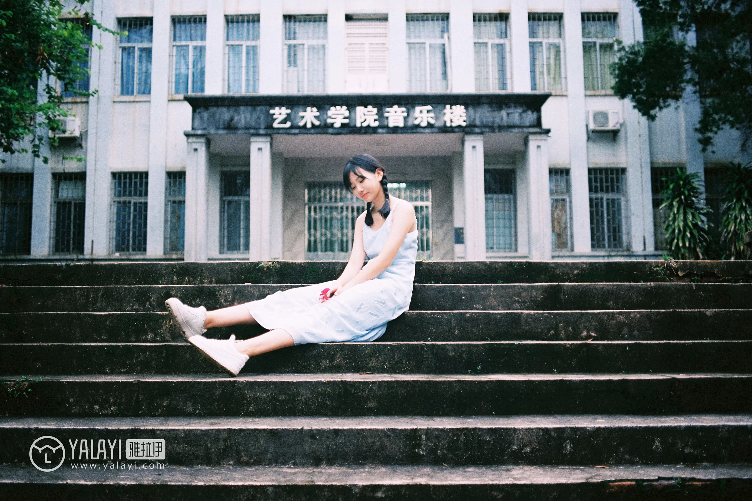 [YALAYI雅拉伊]NO.082 绿喜青花 Doubleyu 淡蓝色吊带连衣裙清纯可爱私房写真集第6张