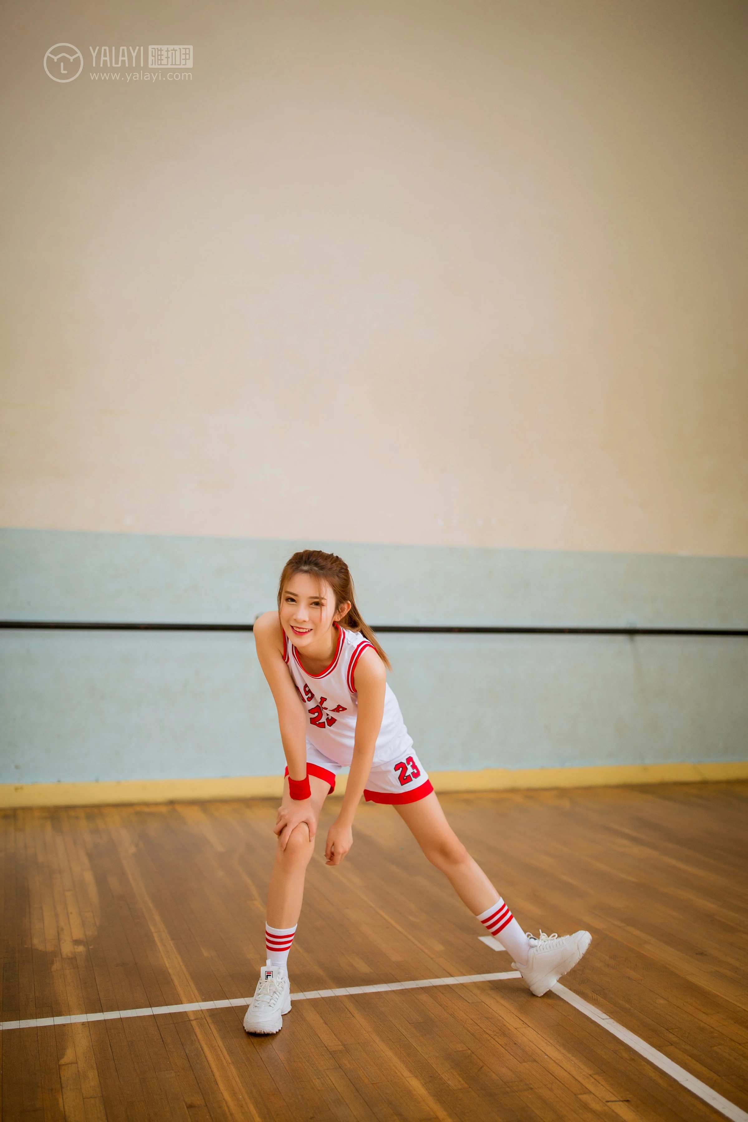 [YALAYI雅拉伊]NO.097 体育日 丸糯糯 白色运动背心加短裤性感私房写真集第5张