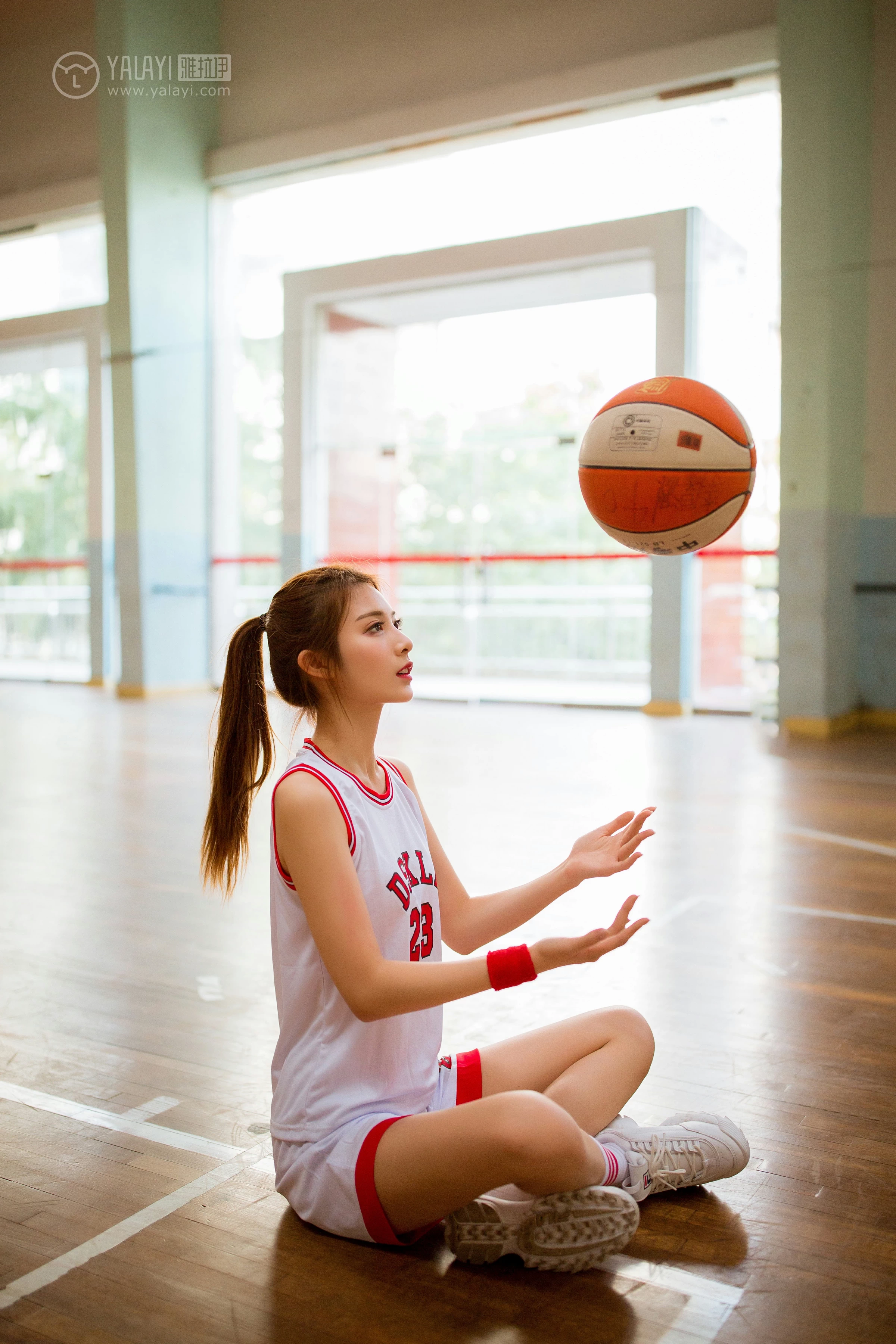 [YALAYI雅拉伊]NO.097 体育日 丸糯糯 白色运动背心加短裤性感私房写真集第11张