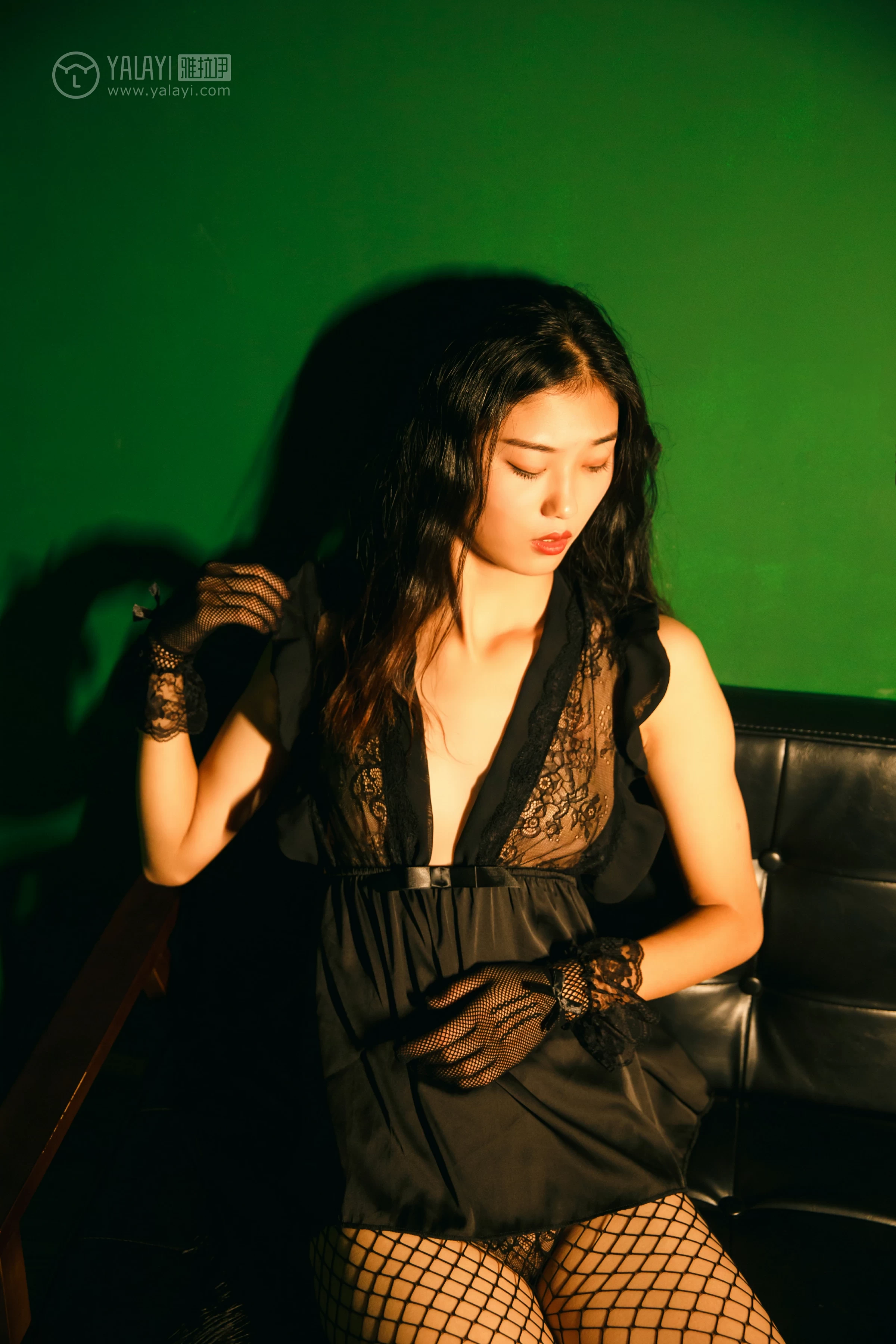 [YALAYI雅拉伊]NO.112 森系私房 和风 黑色睡衣裙与透视内衣加黑色丝袜美腿性感私房写真集第15张