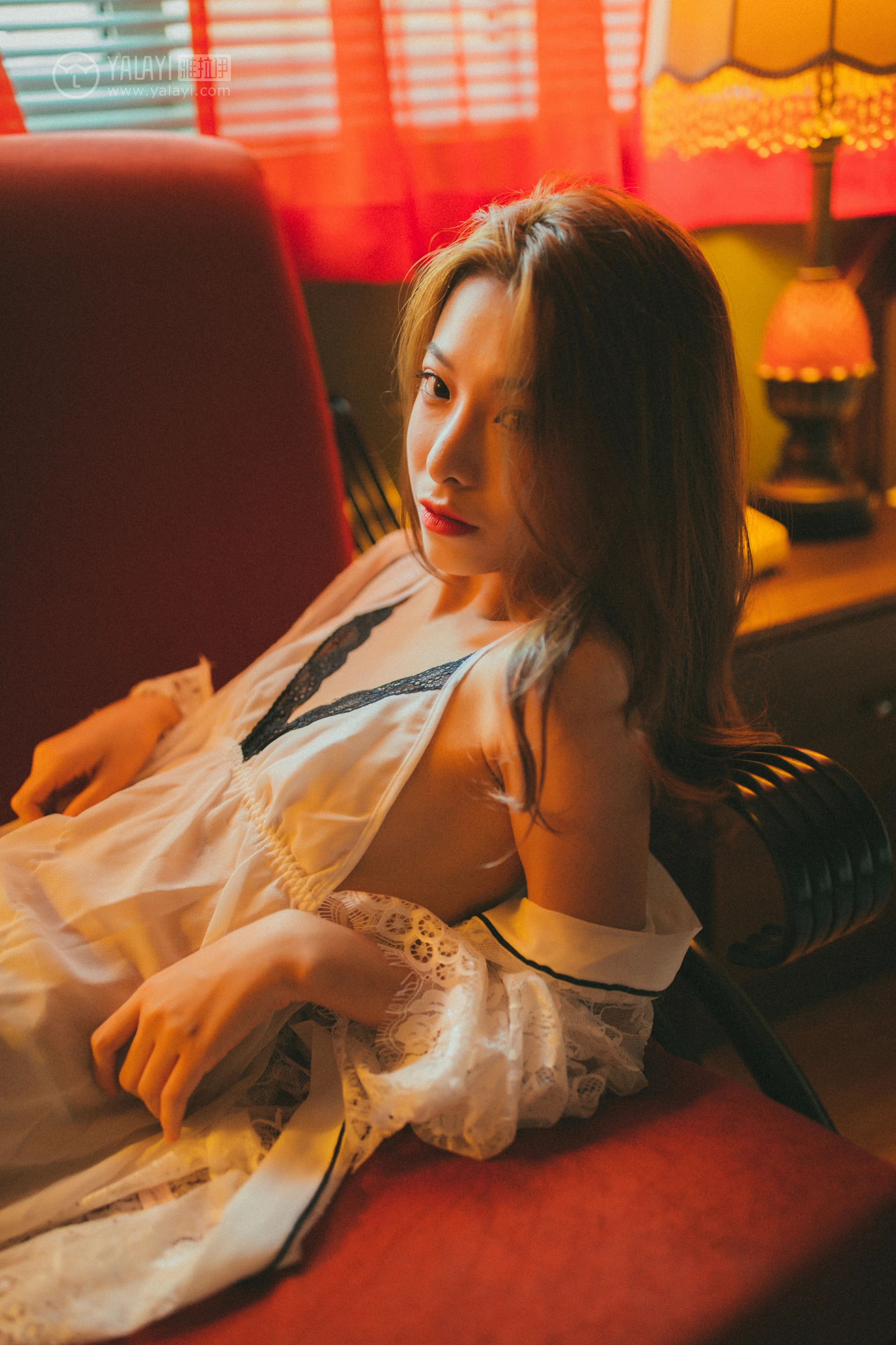 [YALAYI雅拉伊]NO.116 我在等你 倩微微 透视镂空睡衣加白色蕾丝情趣内衣性感私房写真集第2张