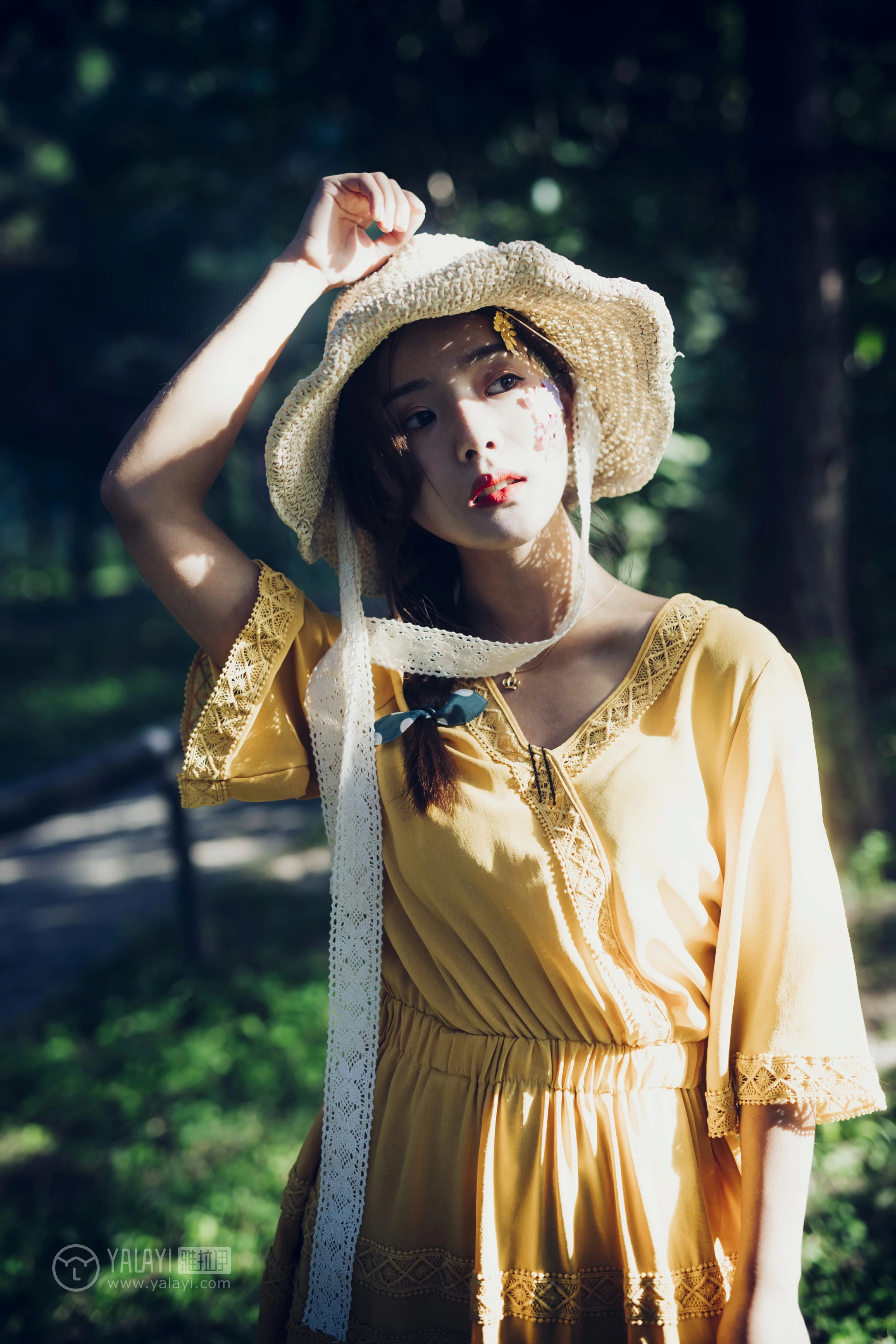 [YALAYI雅拉伊]NO.117 夏日小清新 白日梦 黄色蕾丝连衣裙清纯私房写真集第6张