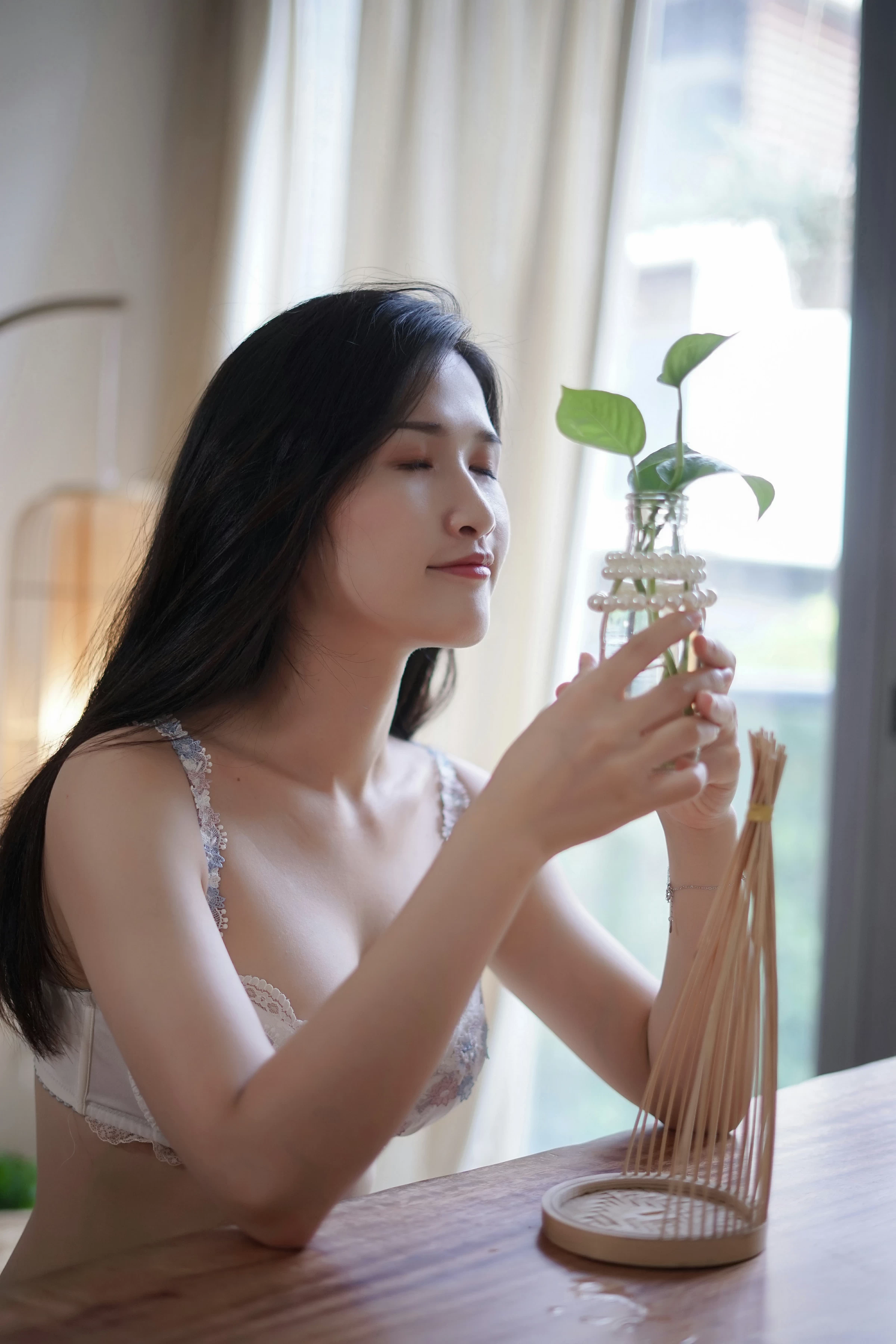 [YALAYI雅拉伊]NO.127 壹日 塔塔 白色吊带睡衣加蕾丝内衣性感私房写真集第6张