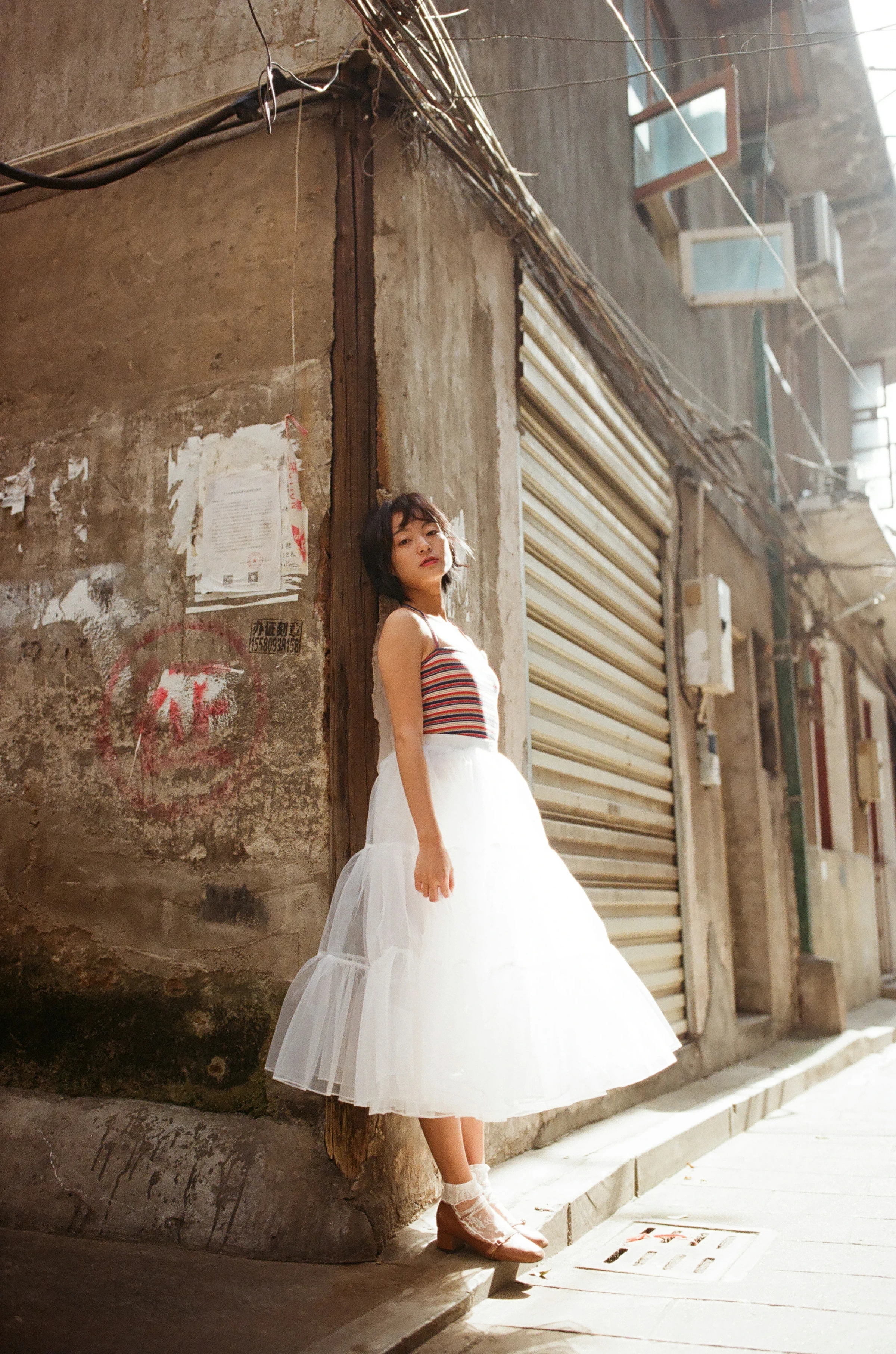 [YALAYI雅拉伊]NO.131 游街 米粒米粒 彩色背心与牛仔外套加白色透视裙私房写真集第13张