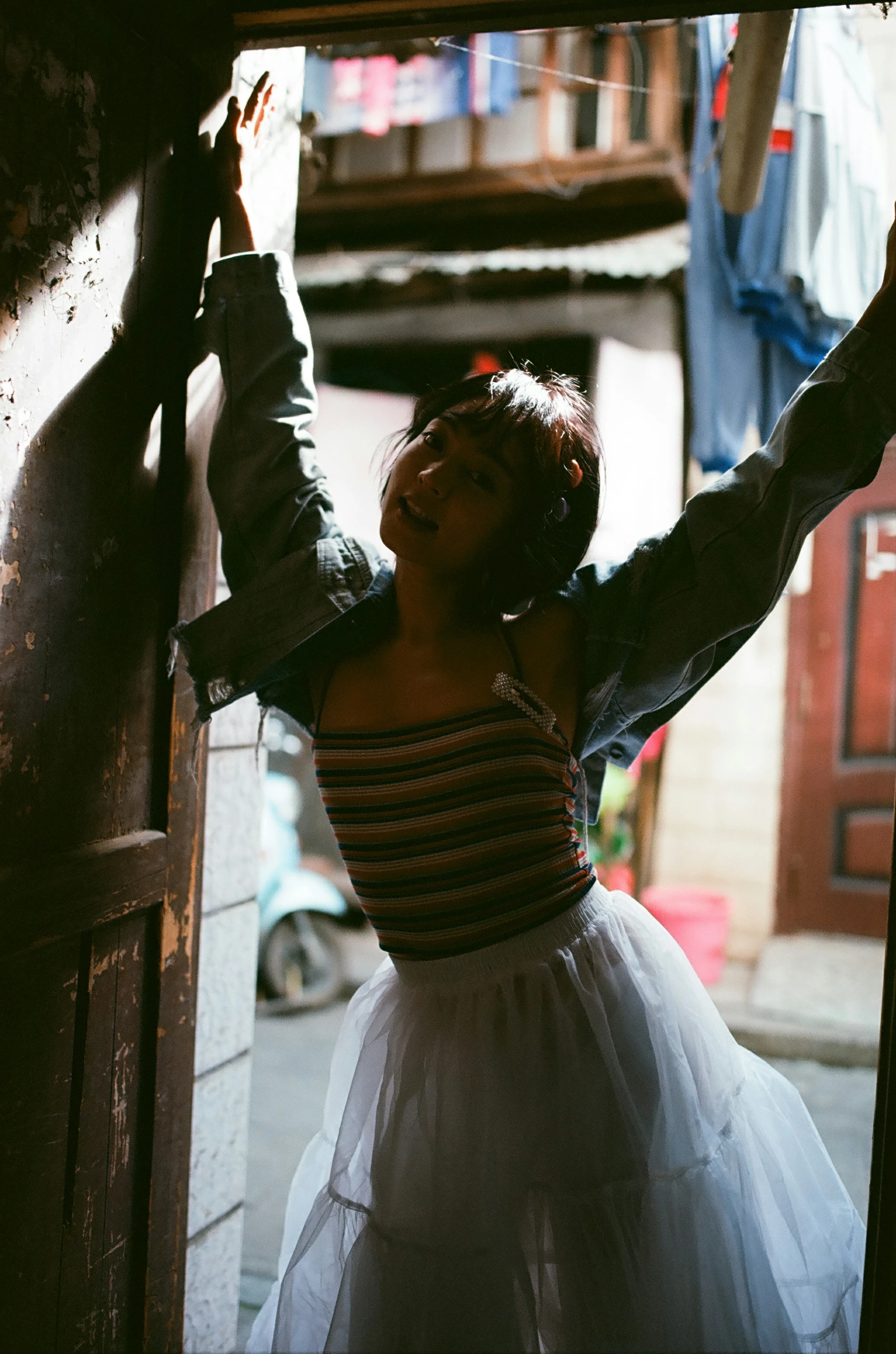 [YALAYI雅拉伊]NO.131 游街 米粒米粒 彩色背心与牛仔外套加白色透视裙私房写真集第21张