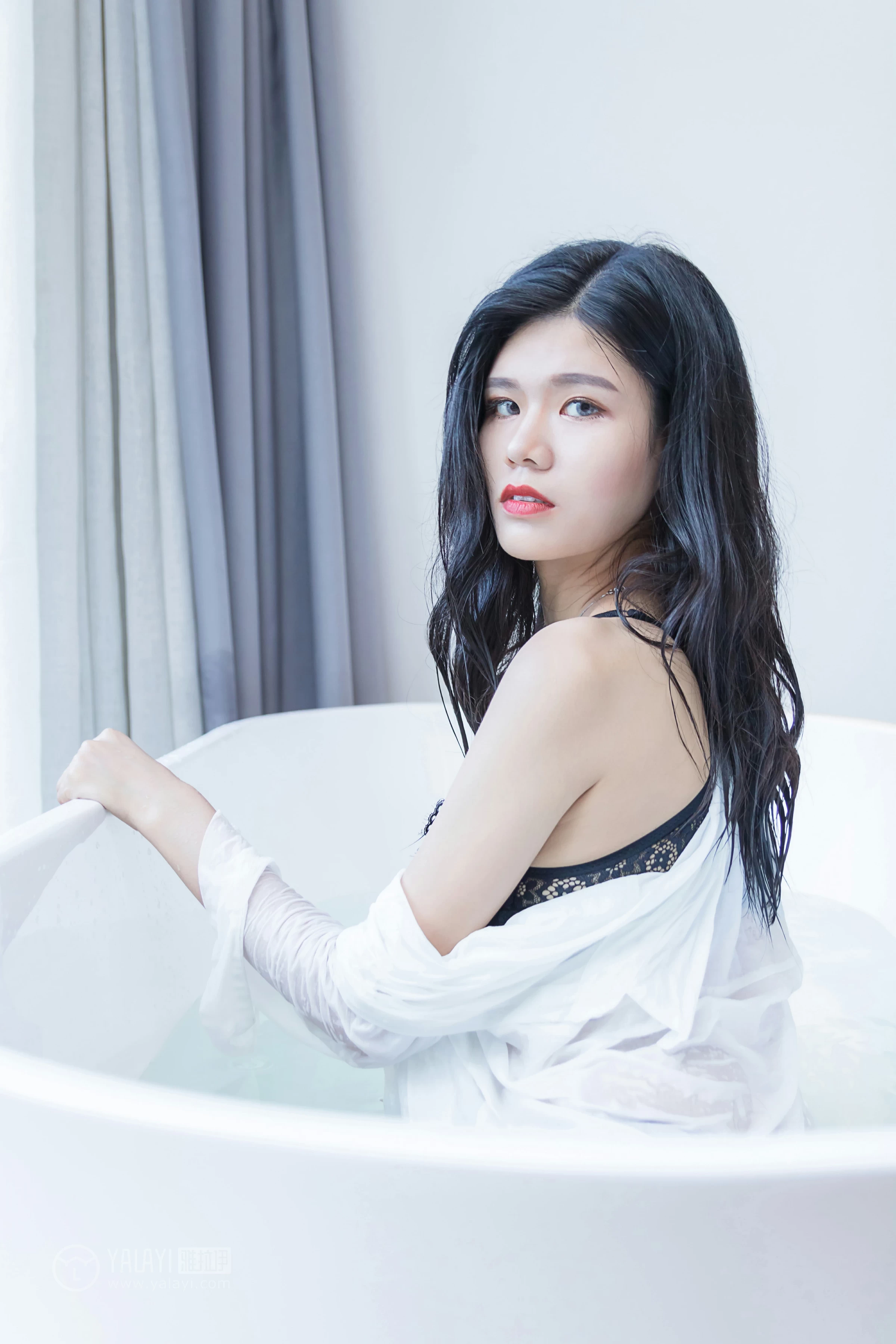 [YALAYI雅拉伊]NO.134 嬉水浴室 小灰 透视衬衫加黑色蕾丝镂空内衣性感私房写真集第4张