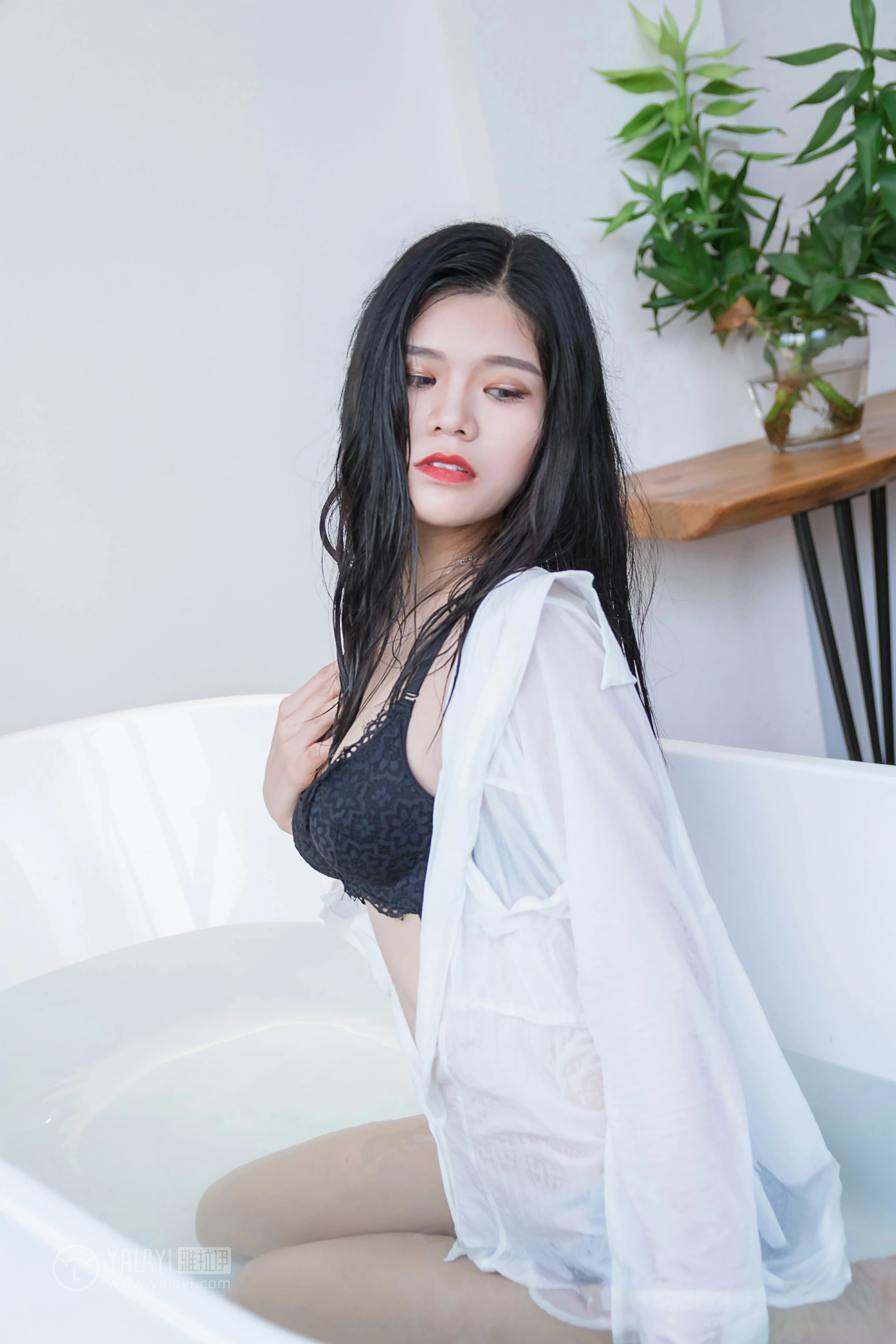 [YALAYI雅拉伊]NO.134 嬉水浴室 小灰 透视衬衫加黑色蕾丝镂空内衣性感私房写真集第12张