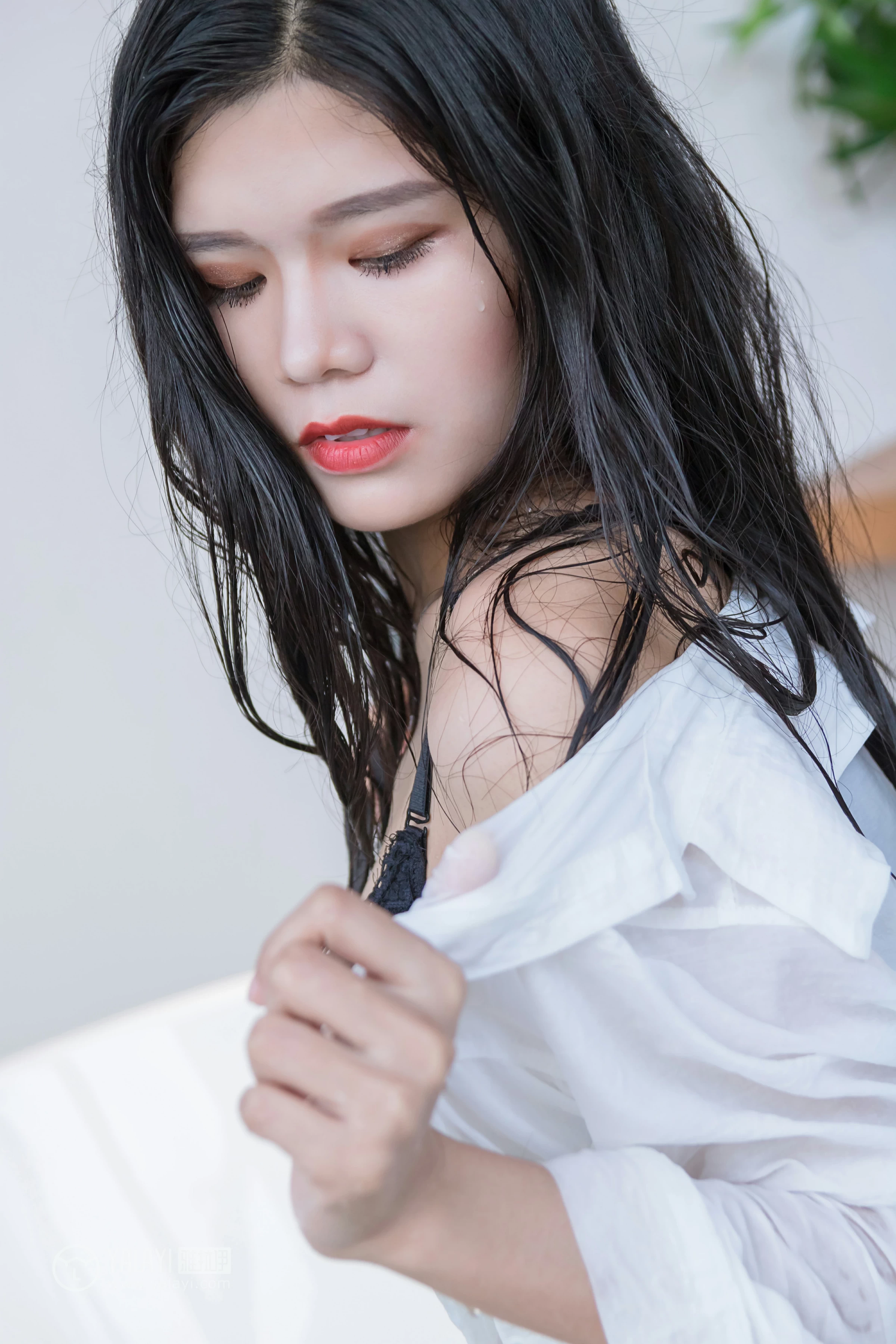 [YALAYI雅拉伊]NO.134 嬉水浴室 小灰 透视衬衫加黑色蕾丝镂空内衣性感私房写真集第13张