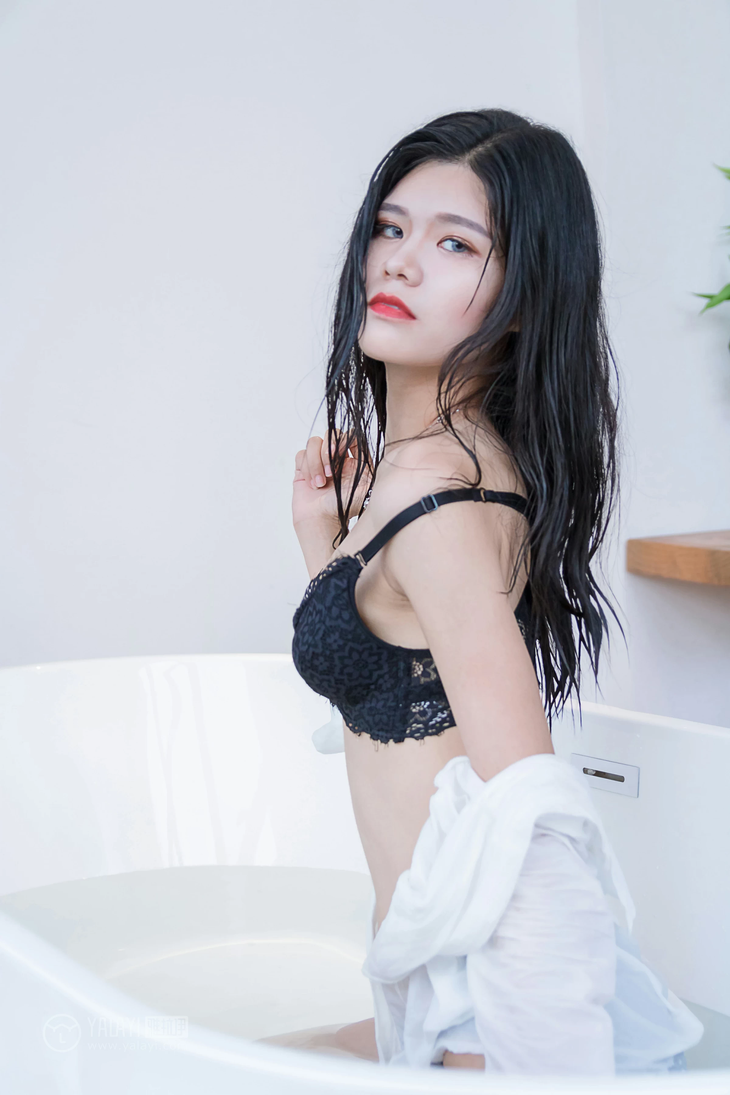 [YALAYI雅拉伊]NO.134 嬉水浴室 小灰 透视衬衫加黑色蕾丝镂空内衣性感私房写真集第13张