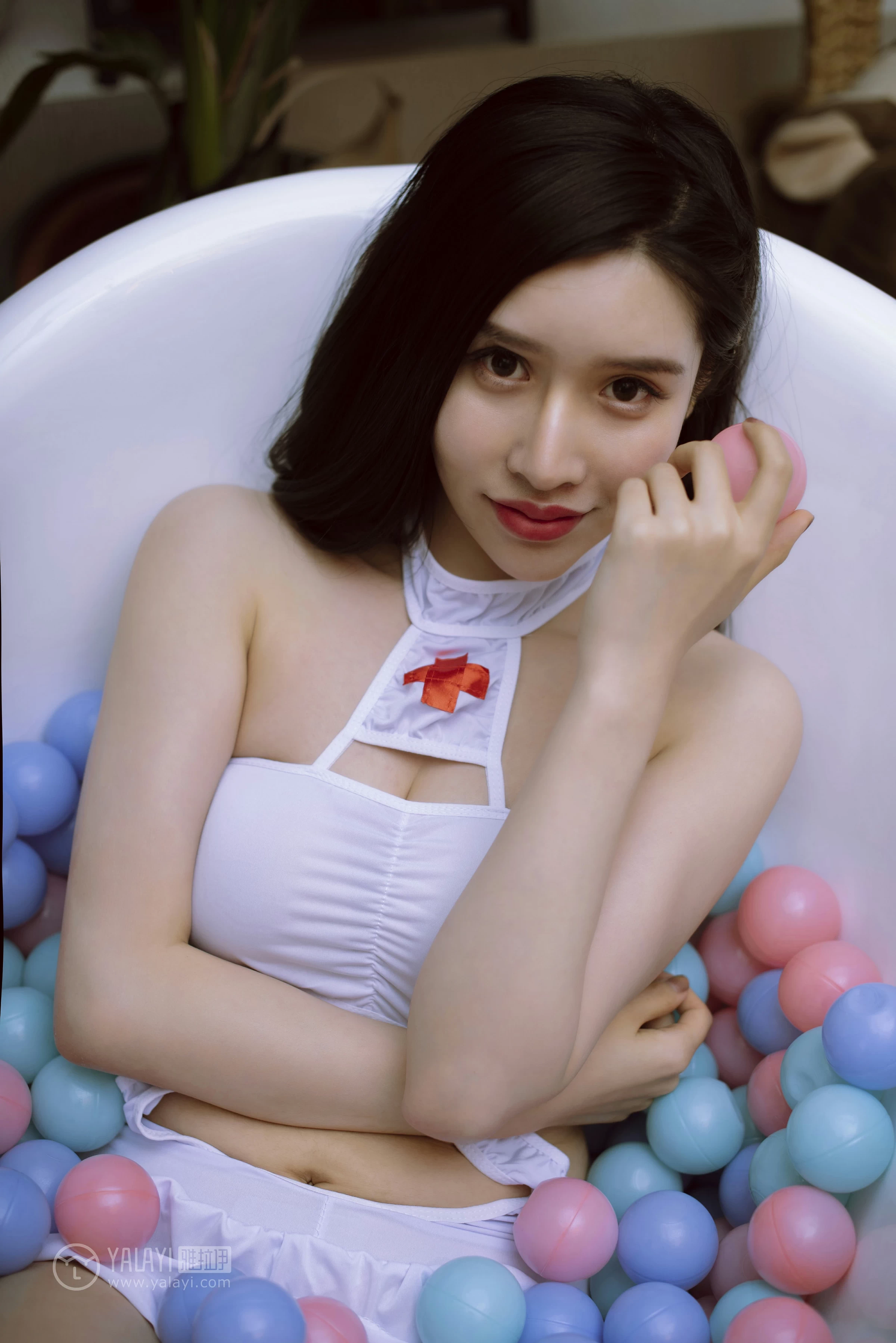 [YALAYI雅拉伊]NO.141 性感护士姐姐 颖莹 白色透视情趣制服内衣私房写真集第5张