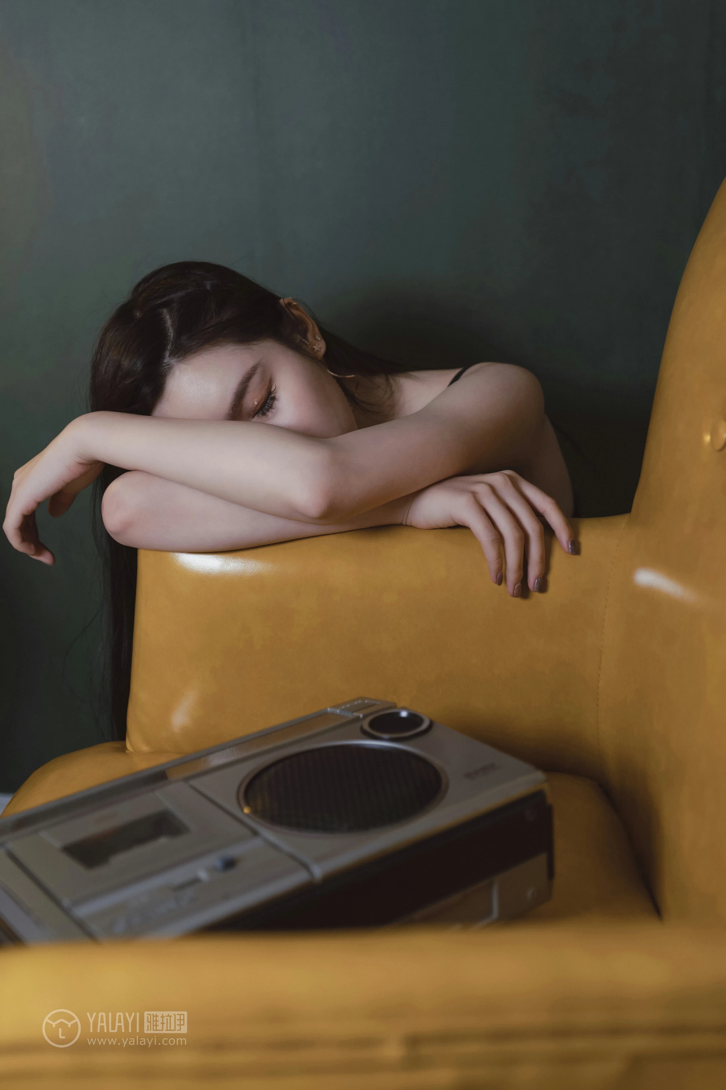 [YALAYI雅拉伊]NO.143 黑咖啡 颖莹 黑色吊带透视女仆制服裙性感私房写真集第12张