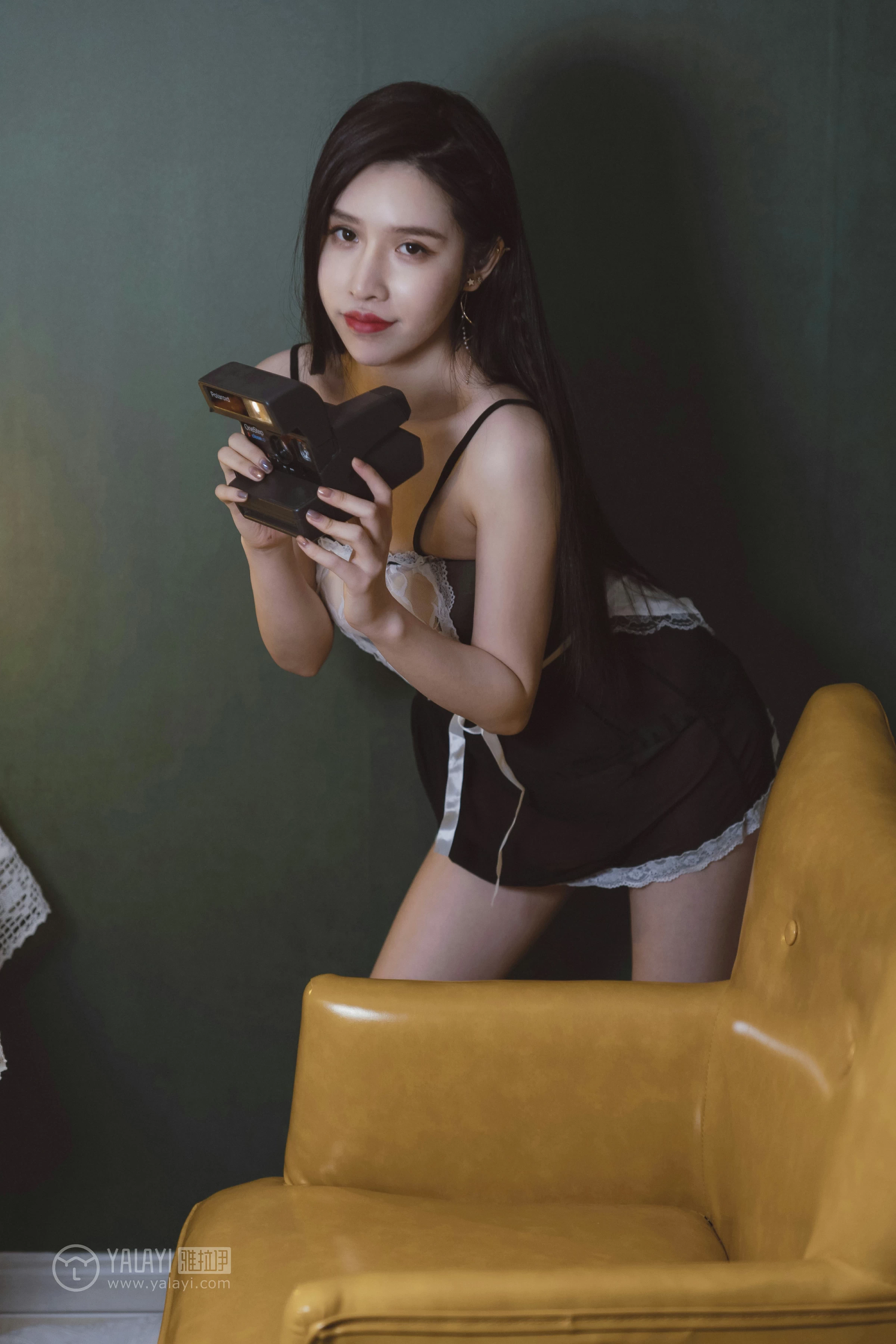 [YALAYI雅拉伊]NO.143 黑咖啡 颖莹 黑色吊带透视女仆制服裙性感私房写真集第14张