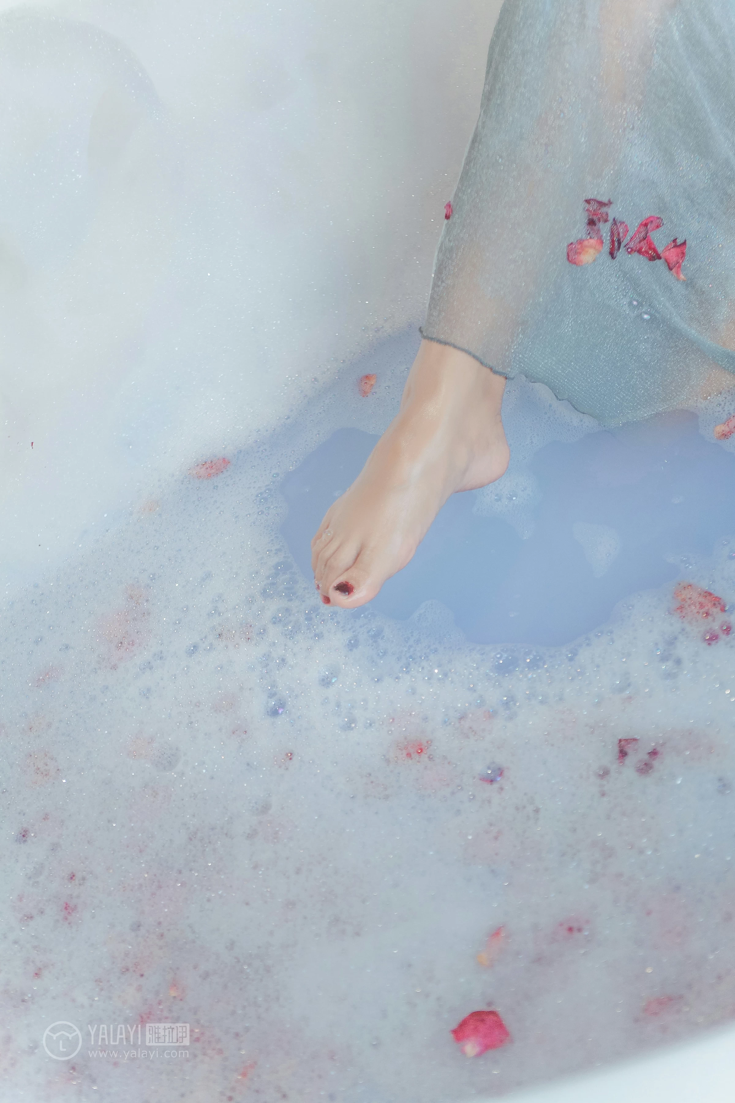 [YALAYI雅拉伊]NO.144 浴湿不挂 嫣然 吊带透视情趣连衣裙性感私房写真集第9张