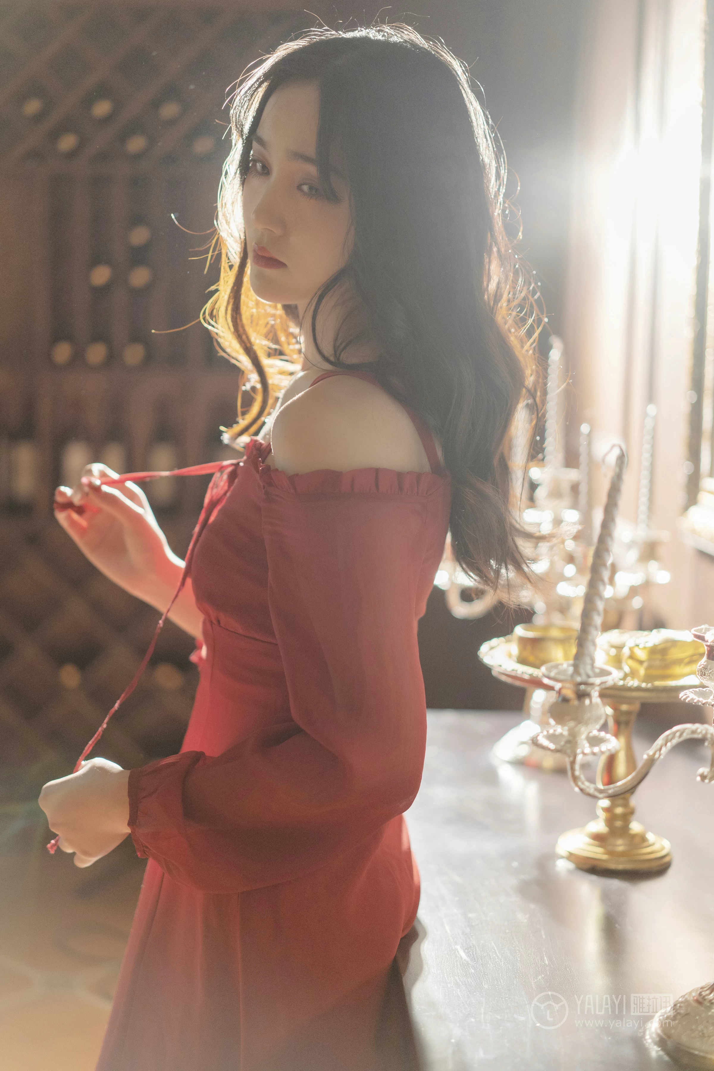 [YALAYI雅拉伊]NO.164 烈焰迷情 项兴咏 红色吊带抹胸连衣裙性感私房写真集第3张