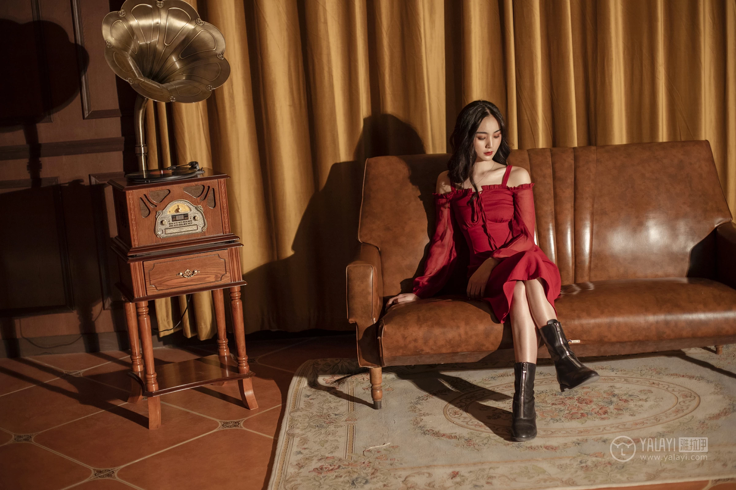 [YALAYI雅拉伊]NO.164 烈焰迷情 项兴咏 红色吊带抹胸连衣裙性感私房写真集第5张