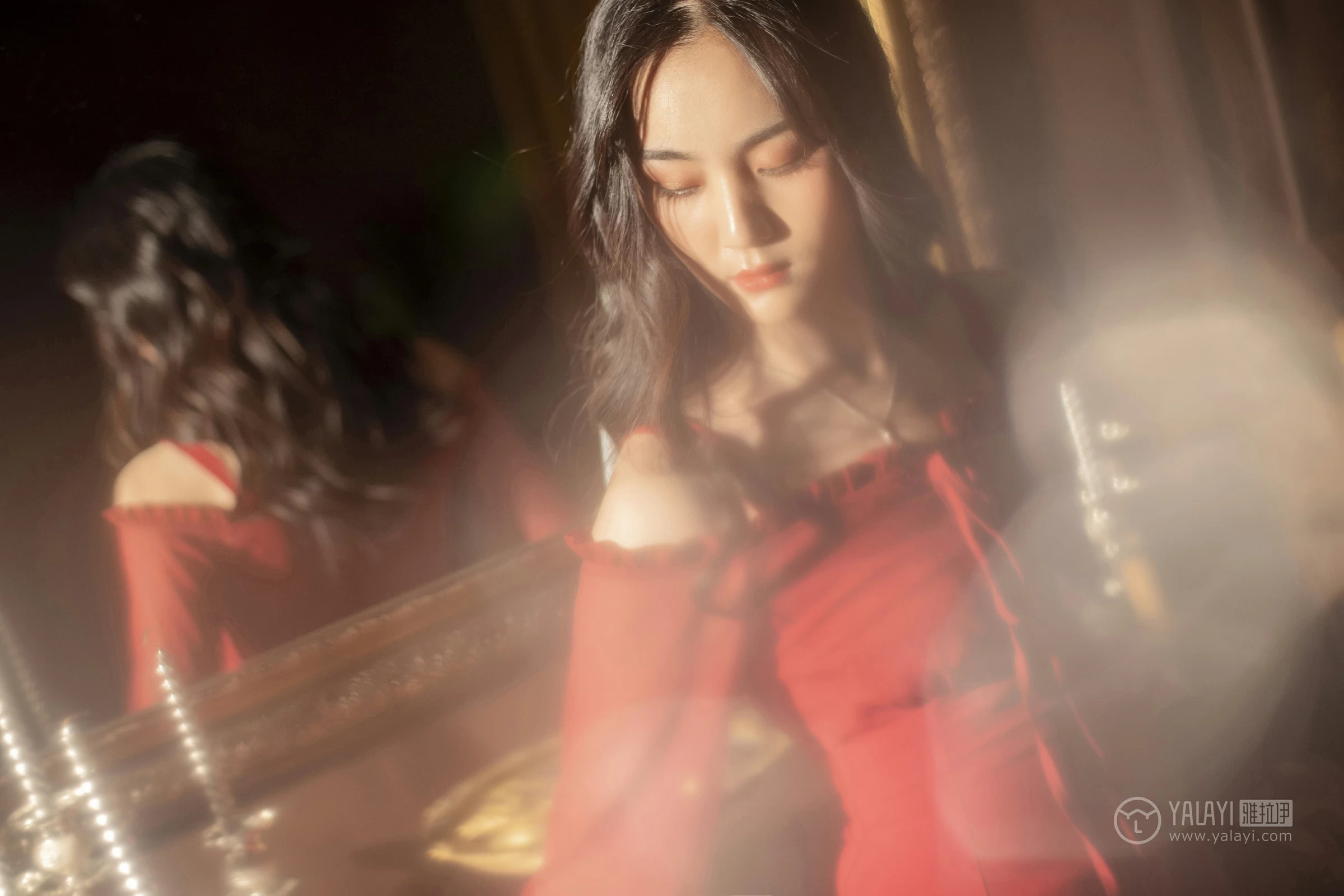 [YALAYI雅拉伊]NO.164 烈焰迷情 项兴咏 红色吊带抹胸连衣裙性感私房写真集第5张
