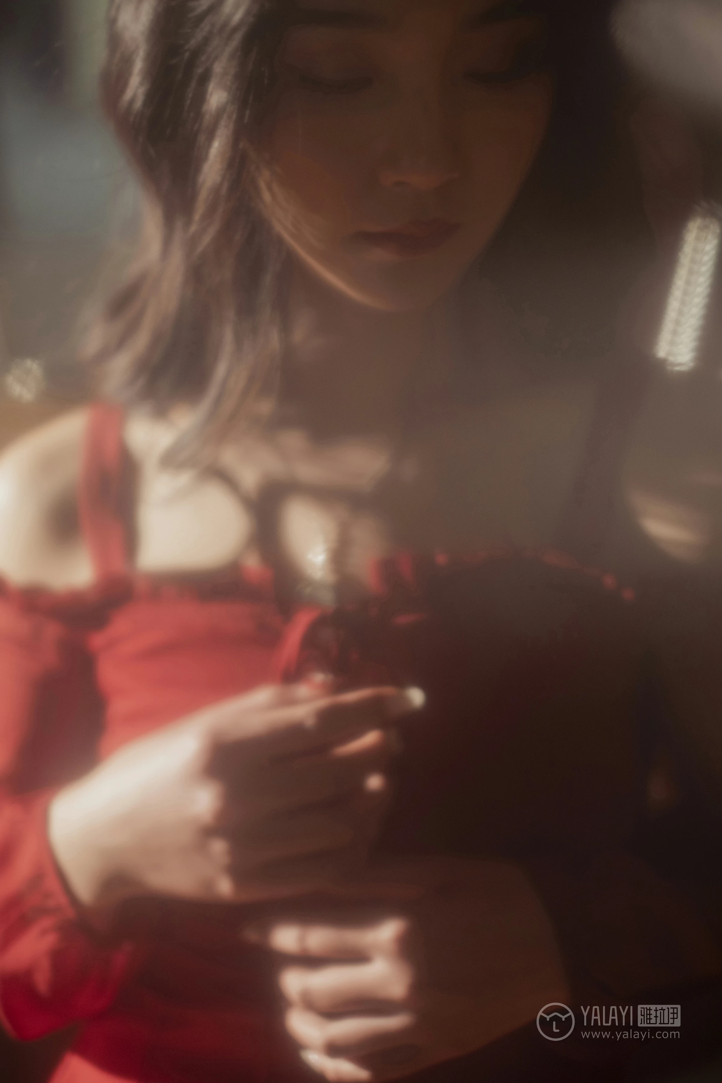 [YALAYI雅拉伊]NO.164 烈焰迷情 项兴咏 红色吊带抹胸连衣裙性感私房写真集第7张