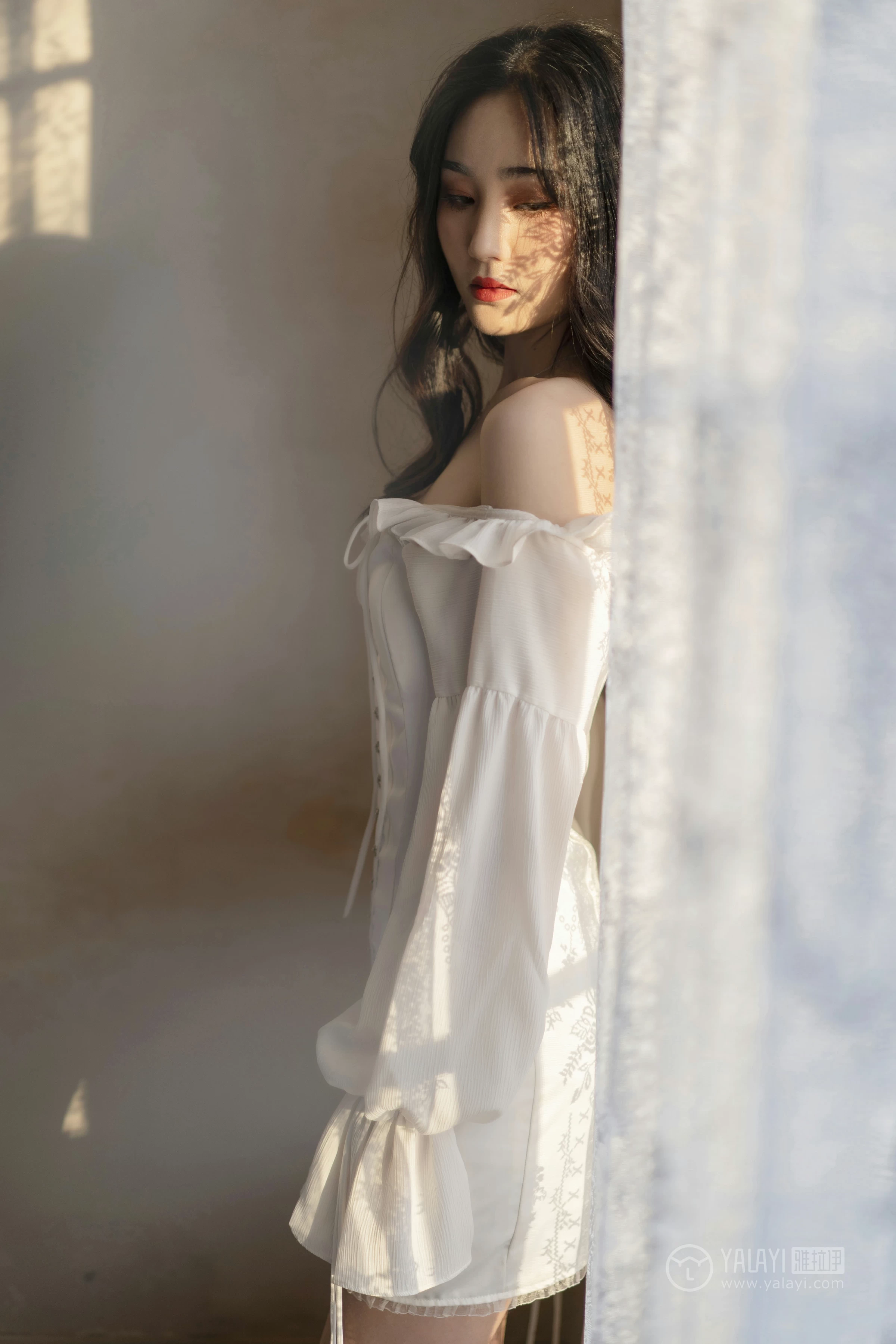 [YALAYI雅拉伊]No.168 画中伊人 项兴咏 白色塑身抹胸连衣裙性感私房写真集第4张